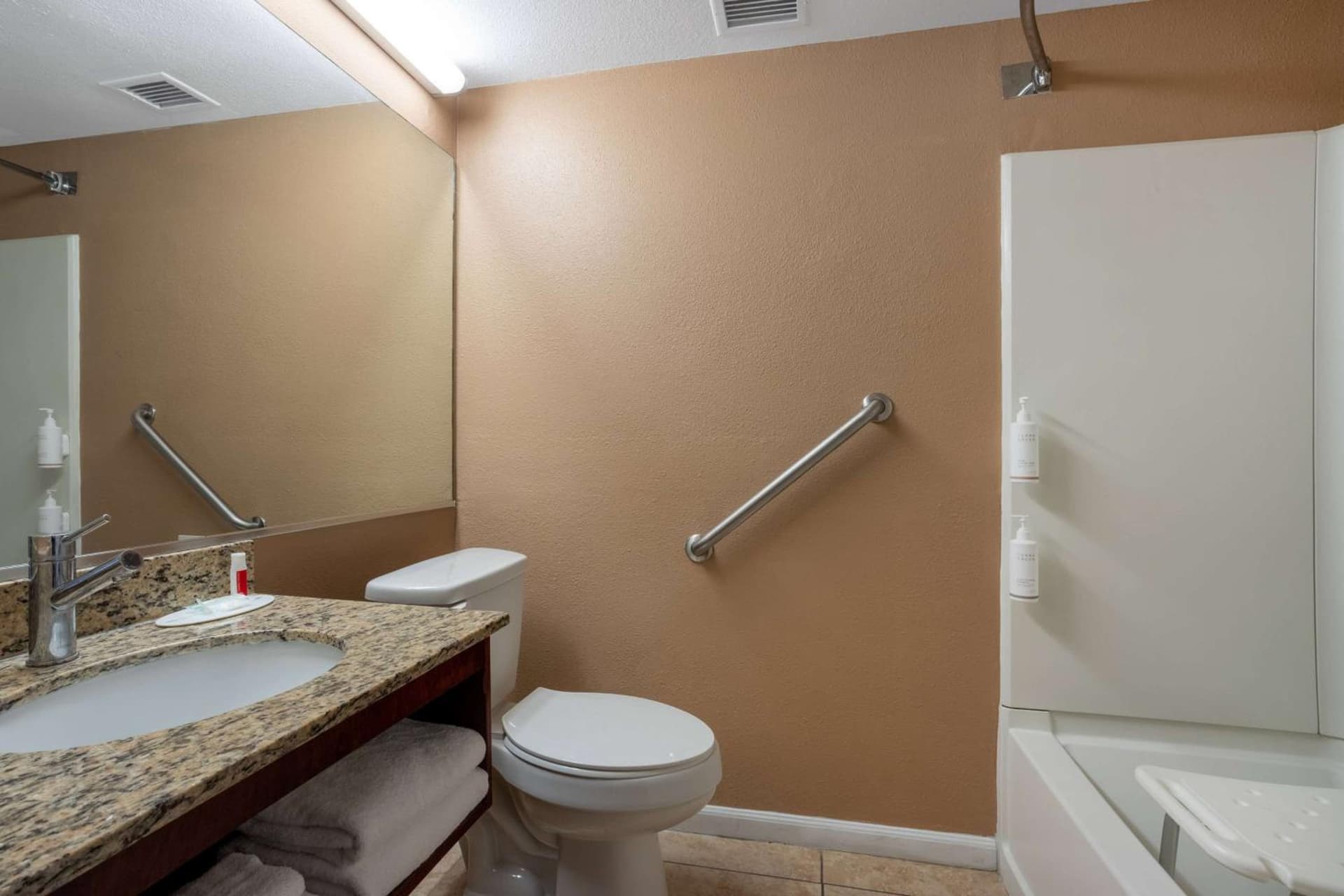 Travelodge by Wyndham Lakeland gallery photo in Lakeland, FL — image 9