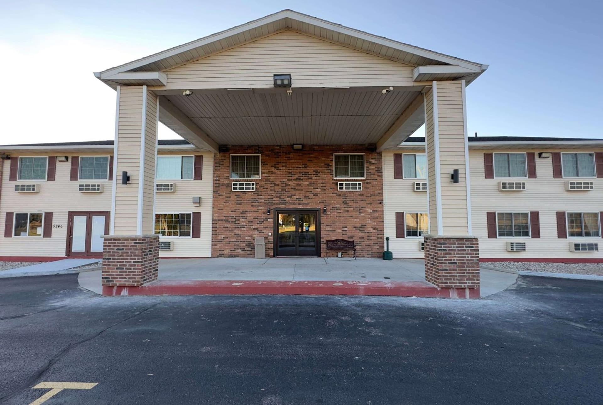 Super 8 by Wyndham Plover Stevens Point Area interior in Plover, WI — gallery photo 2