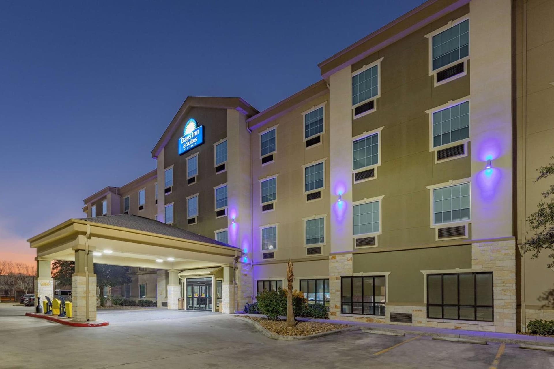 Days Inn & Suites by Wyndham San Antonio near Frost Bank Center interior in San Antonio, TX — gallery photo 2