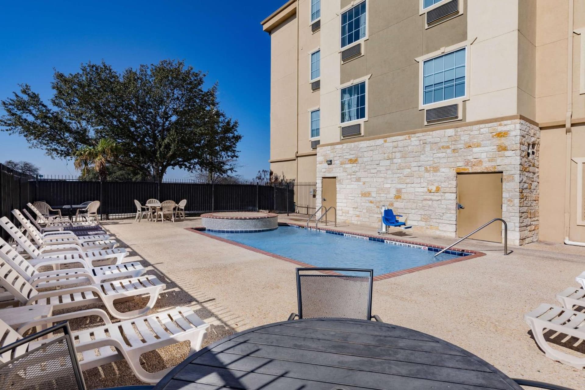 Days Inn & Suites by Wyndham San Antonio near Frost Bank Center gallery photo in San Antonio, TX — image 50
