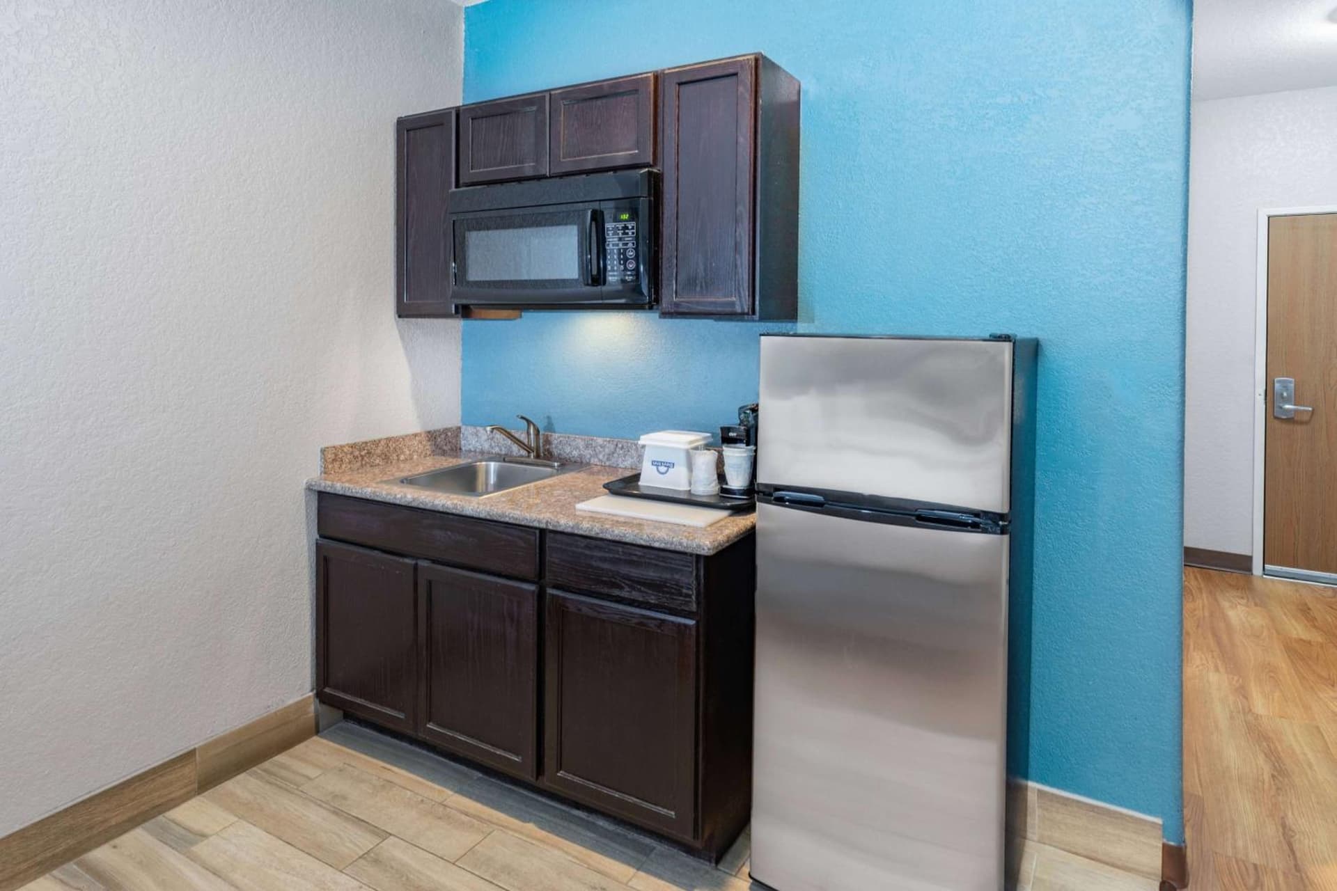 Days Inn & Suites by Wyndham San Antonio near Frost Bank Center gallery photo in San Antonio, TX — image 44