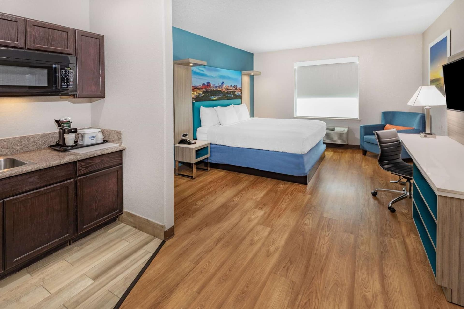 Days Inn & Suites by Wyndham San Antonio near Frost Bank Center gallery photo in San Antonio, TX — image 54