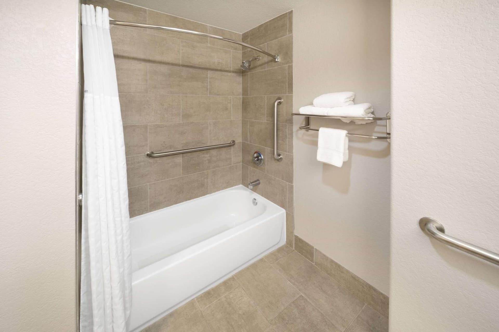 Days Inn & Suites by Wyndham San Antonio near Frost Bank Center gallery photo in San Antonio, TX — image 51