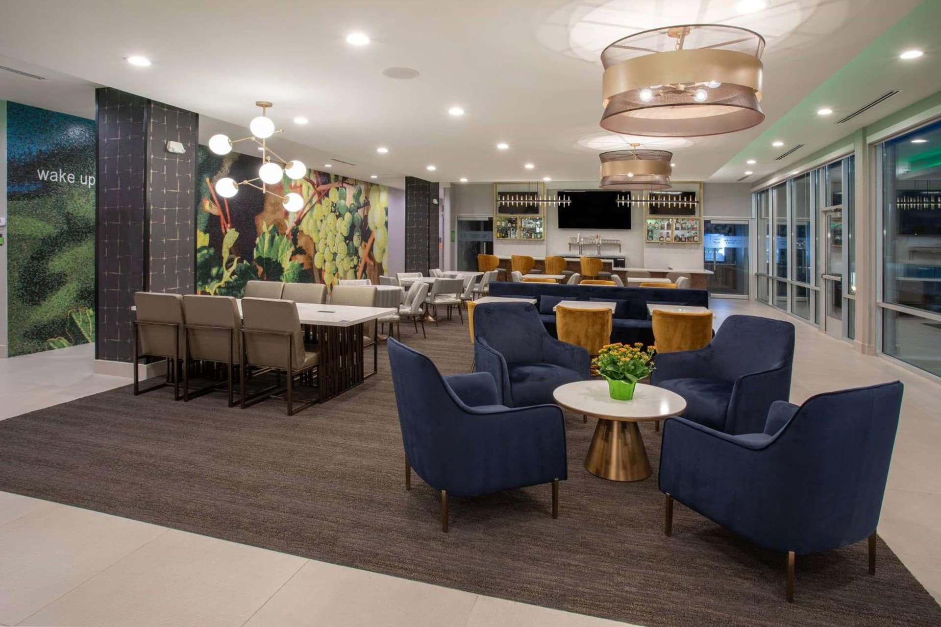 La Quinta Inn & Suites by Wyndham Galt Lodi North interior in Galt, CA — gallery photo 2
