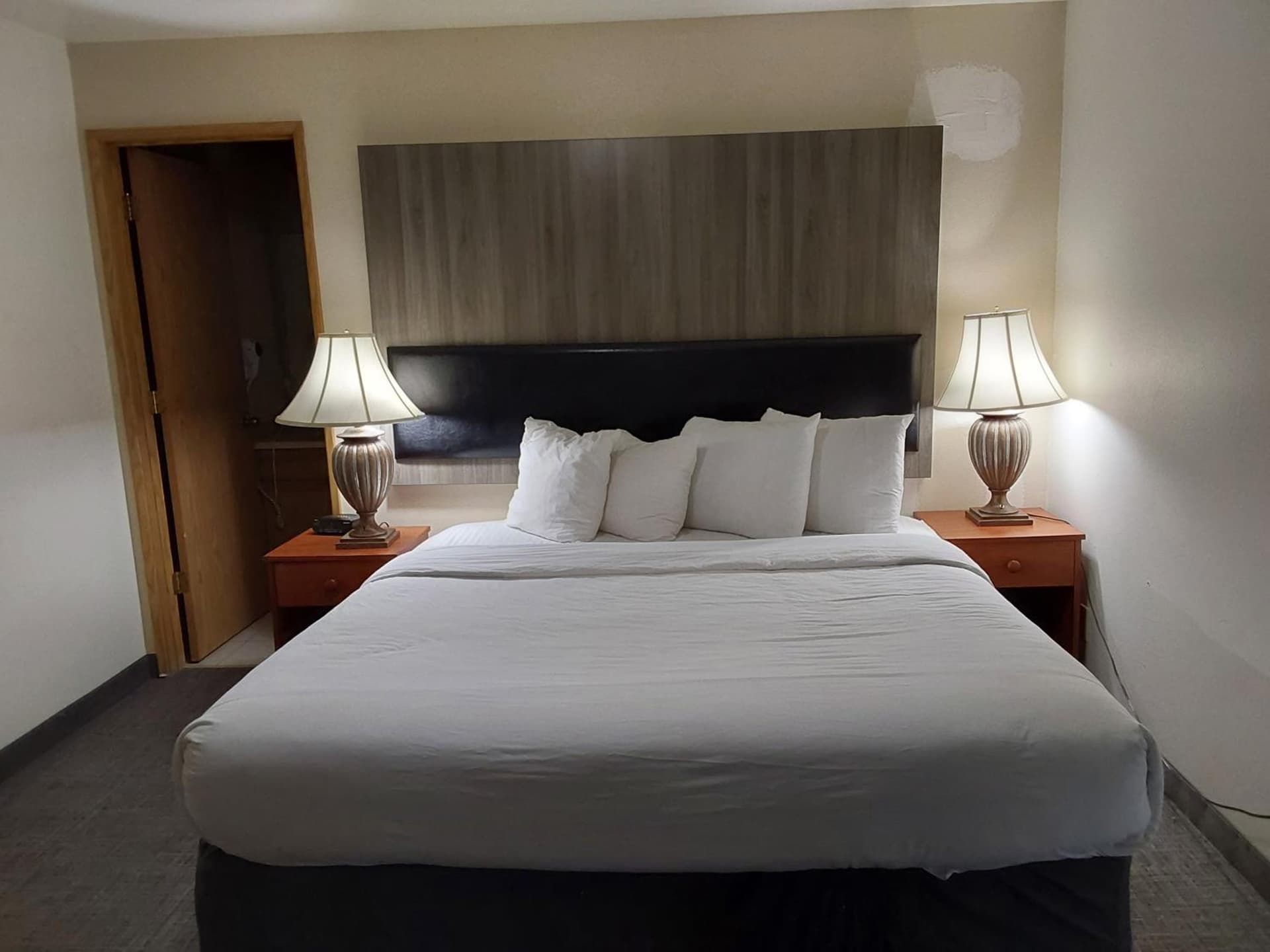 Lavissh Inn and Suites gallery photo in Bellingham, WA — image 12
