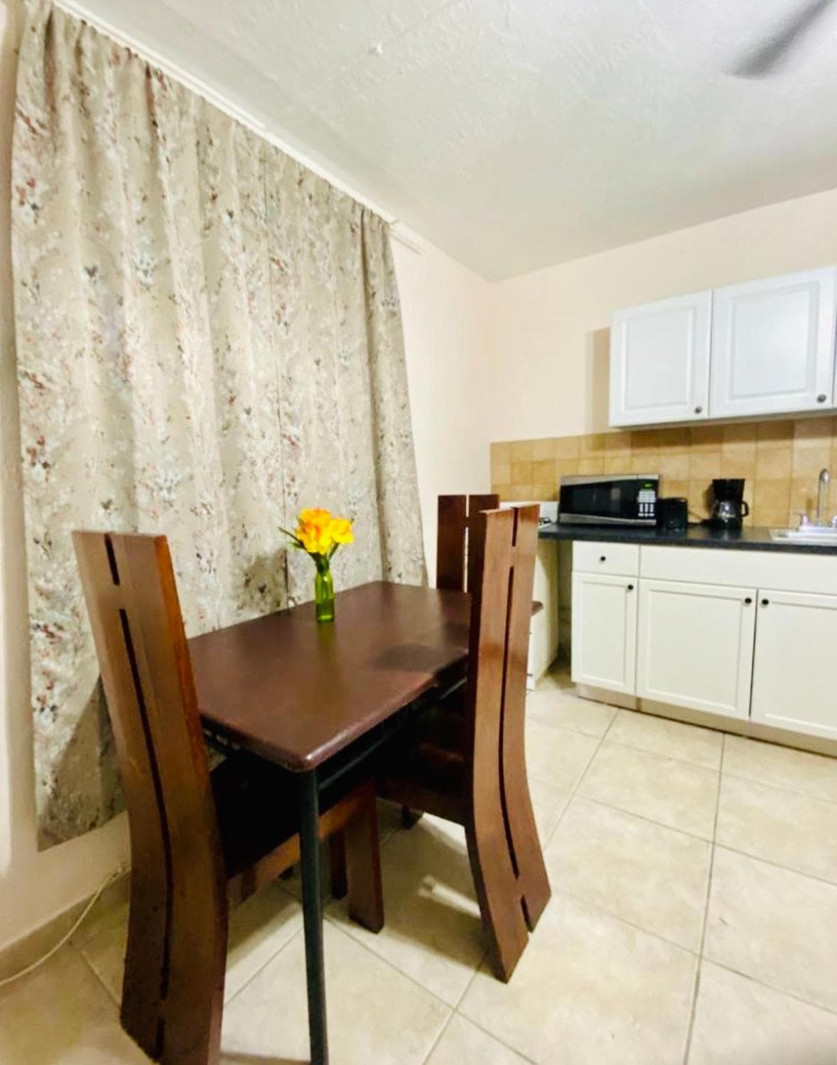 Hallandale Beach Motel with Free Parking and Full Kitchen ! No extra fees! Accepting CASH! interior in Hallandale Beach, FL — gallery photo 2