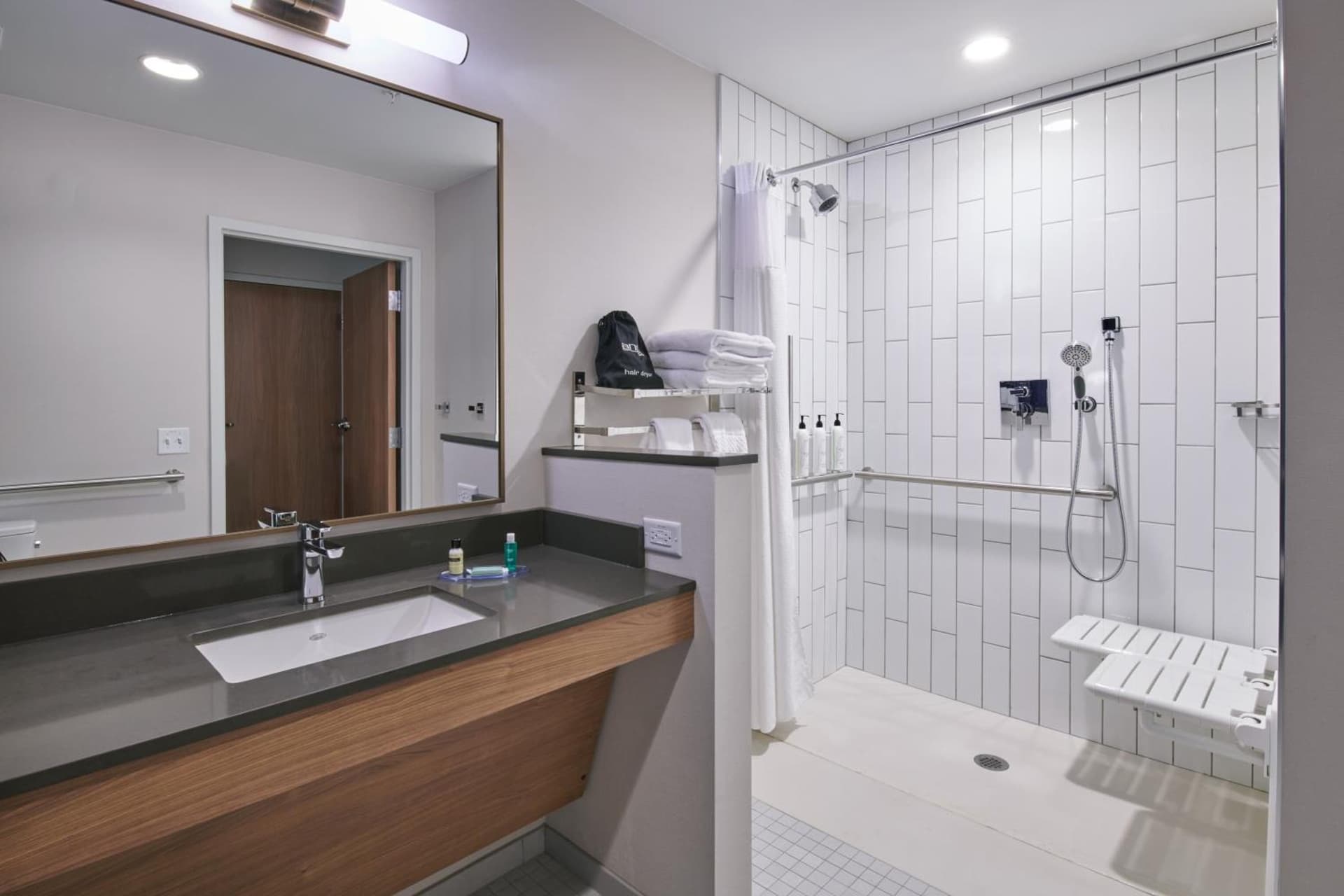 Fairfield Inn & Suites by Marriott Chicago O'Hare interior in Des Plaines, IL — gallery photo 2
