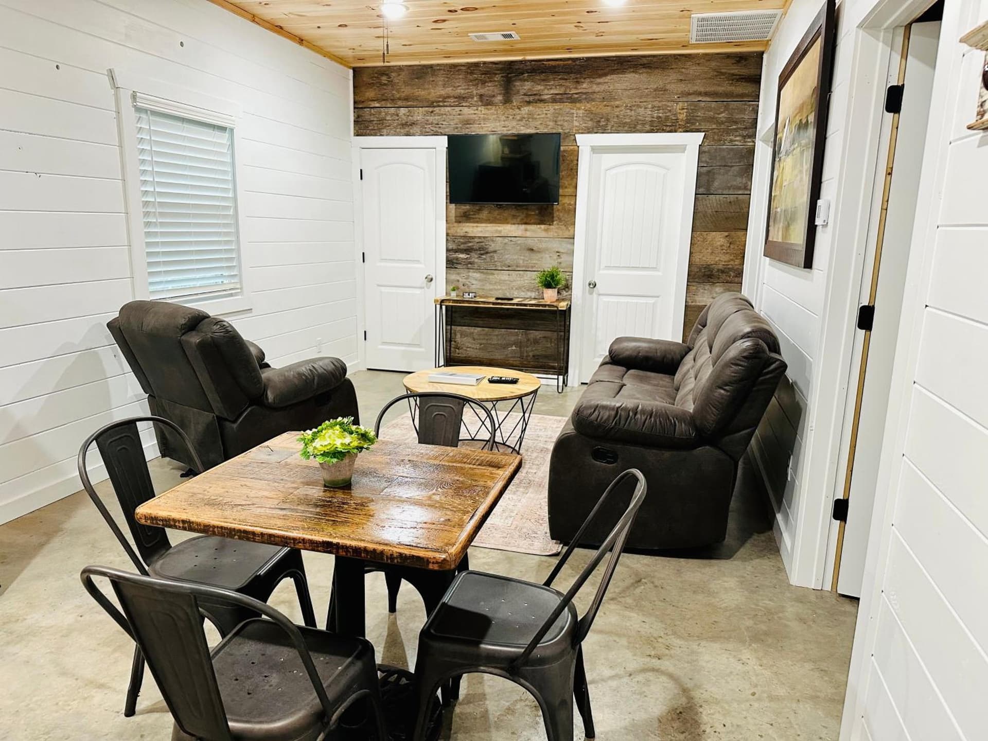 Knotty Squirrel Cabins property views in Mountain View, AR — gallery photo 3