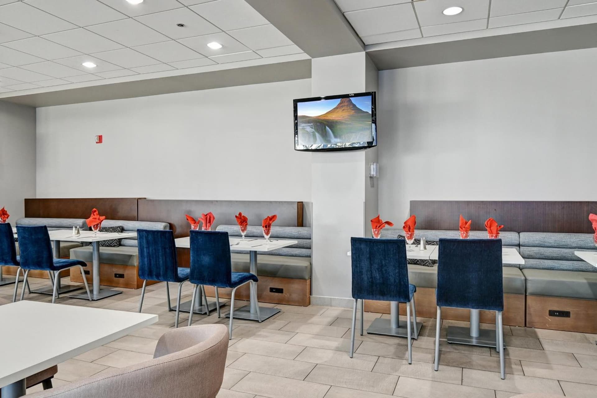 Holiday Inn - Piscataway - Somerset by IHG interior in Piscataway, NJ — gallery photo 2