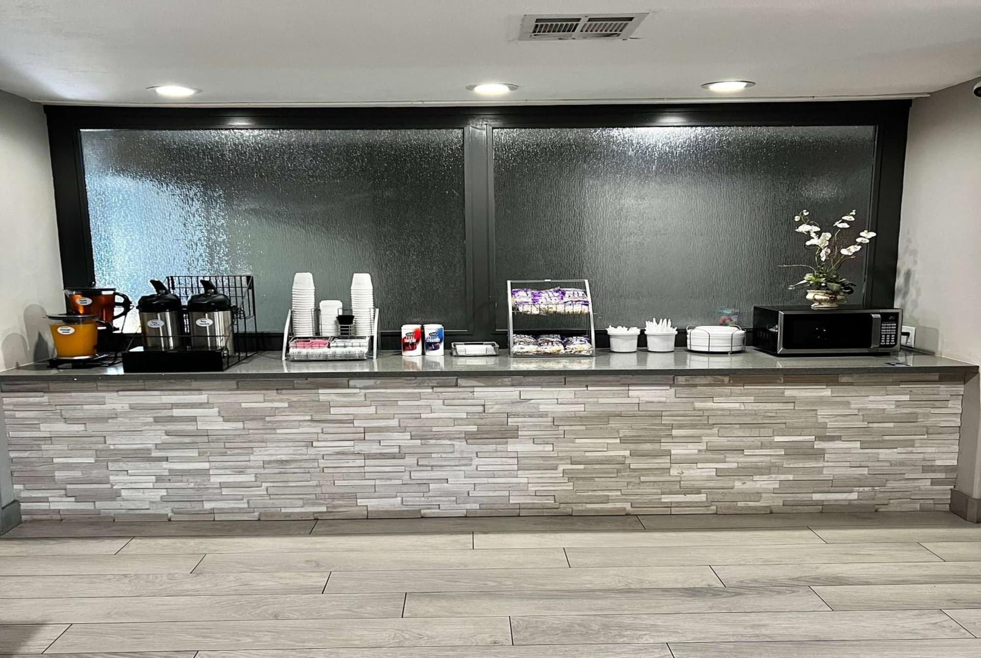 Super 8 by Wyndham Sealy property views in Sealy, TX — gallery photo 3