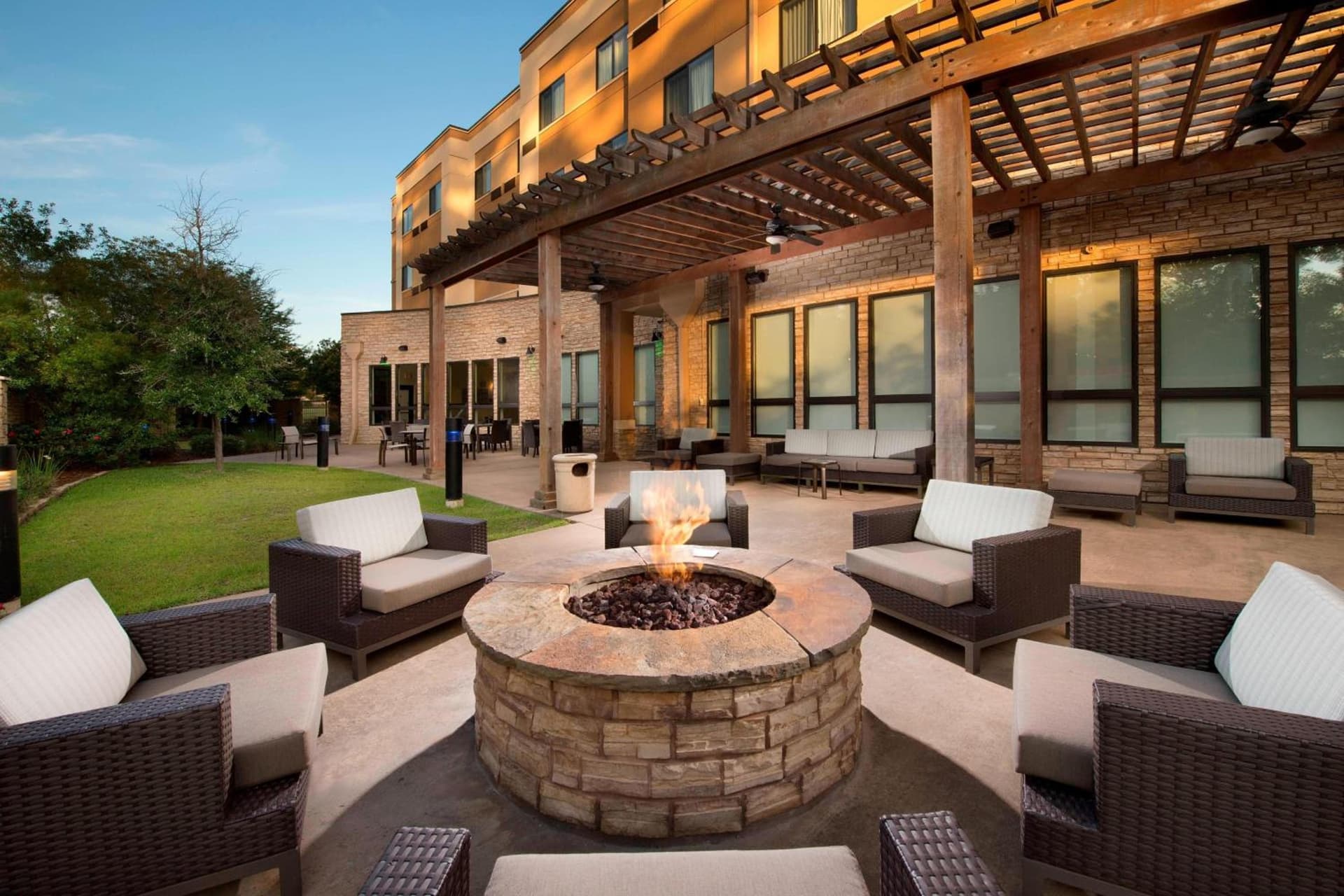 Courtyard by Marriott Lufkin interior in Lufkin, TX — gallery photo 2