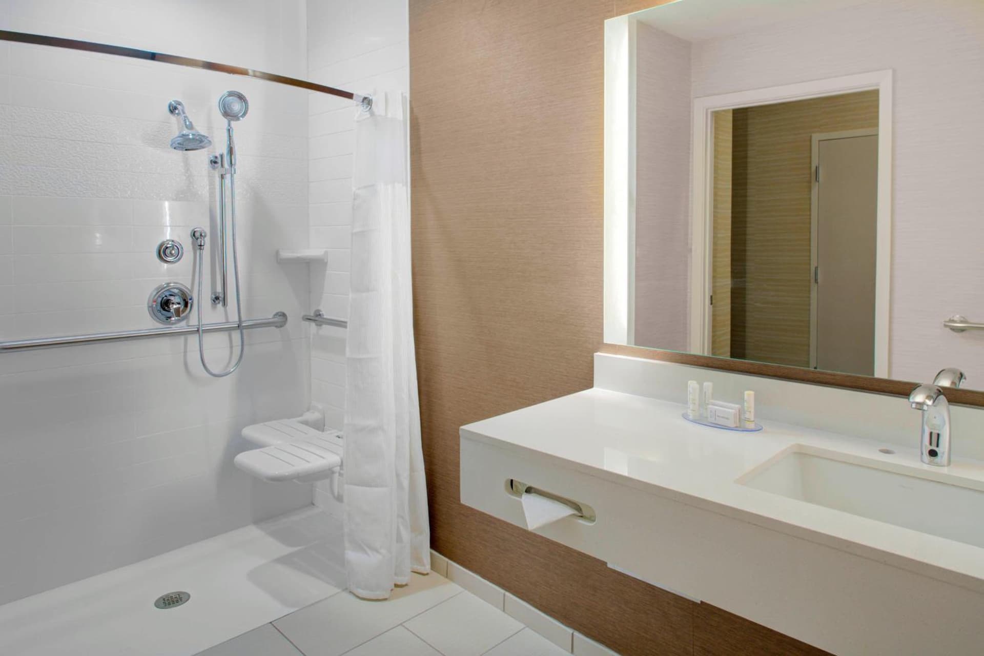 Fairfield Inn & Suites by Marriott Bakersfield North/Airport property views in Bakersfield, CA — gallery photo 3
