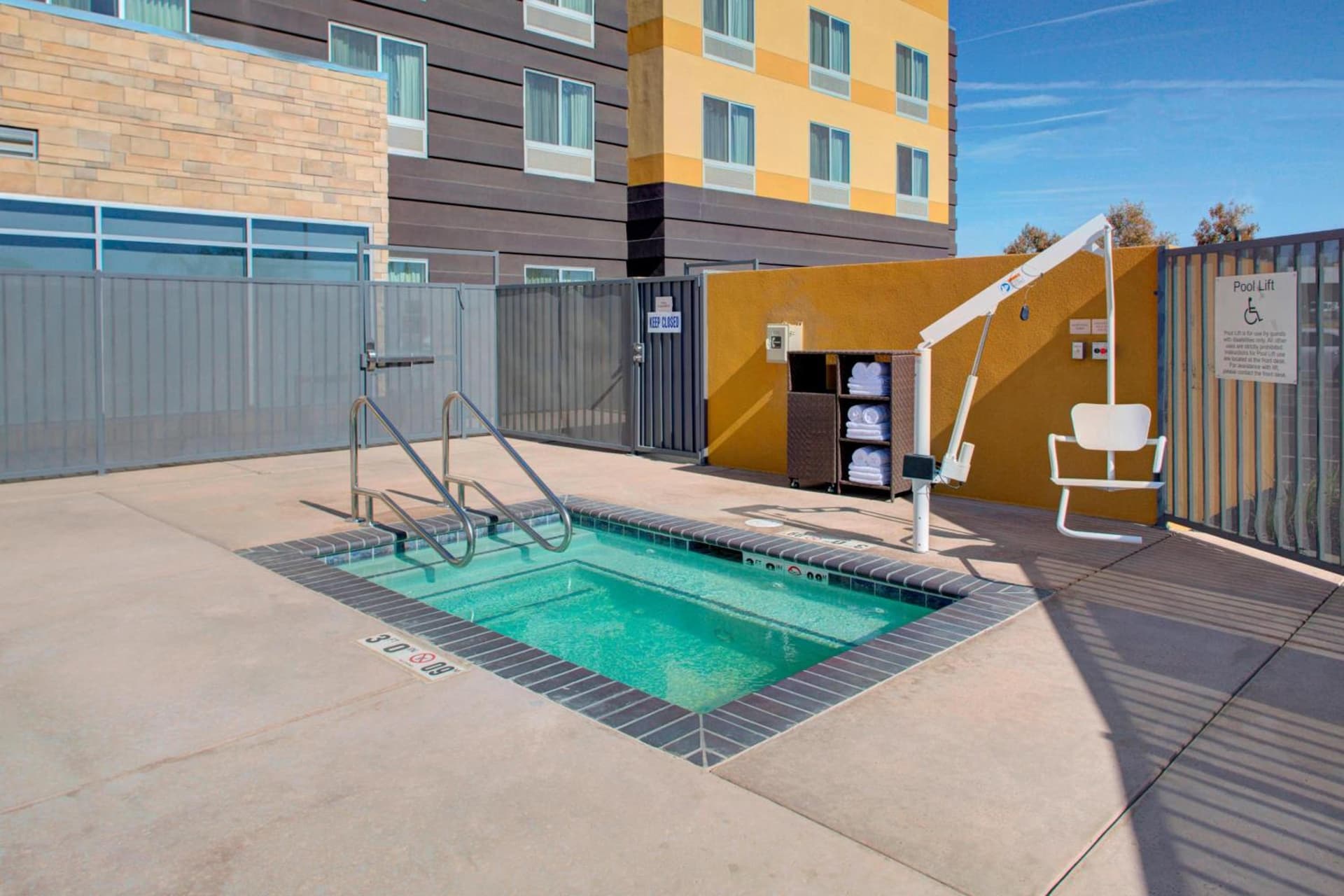 Fairfield Inn & Suites by Marriott Bakersfield North/Airport gallery photo in Bakersfield, CA — image 9