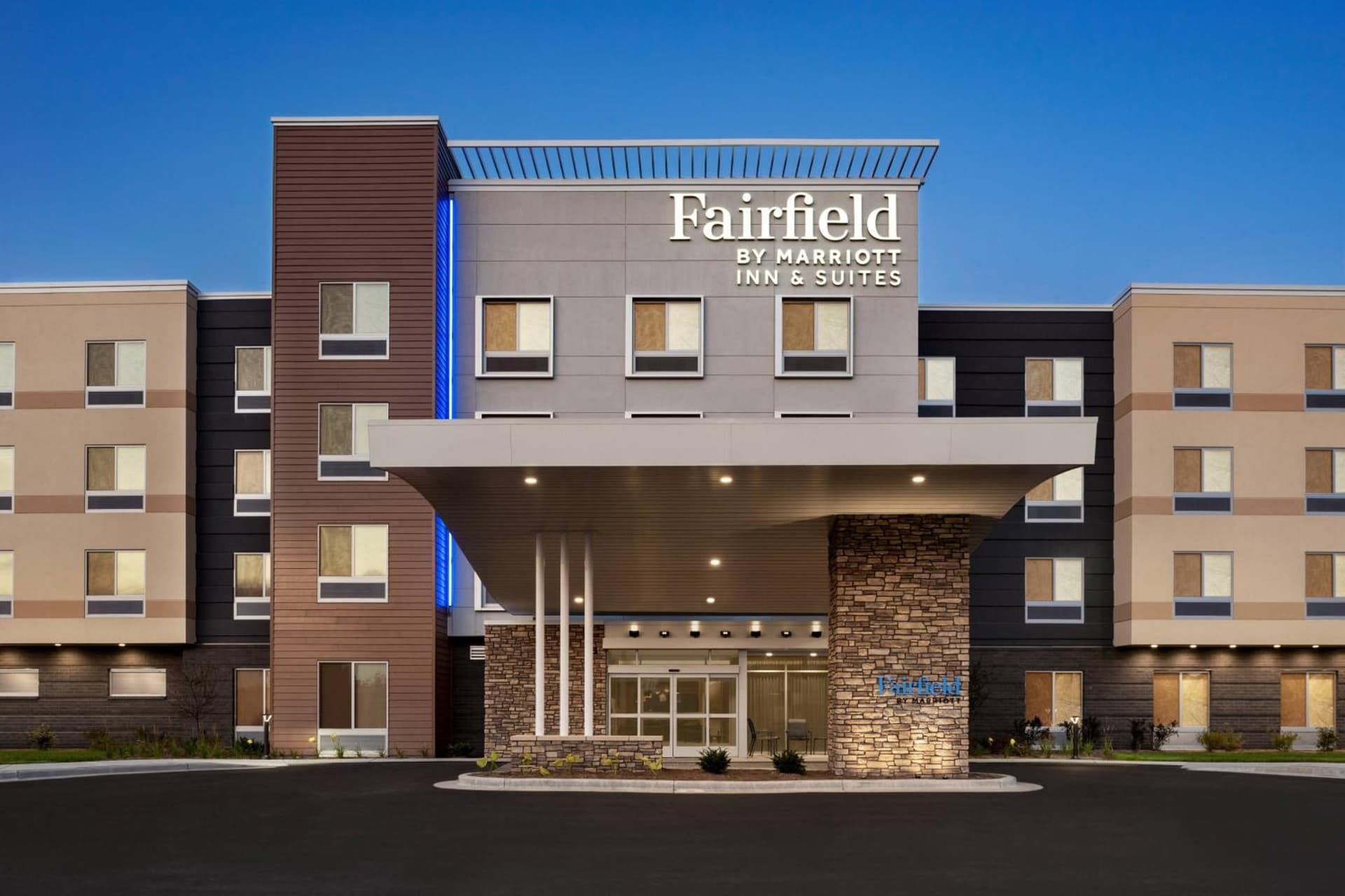 Fairfield Inn & Suites by Marriott Milwaukee West interior in West Milwaukee, WI — gallery photo 2