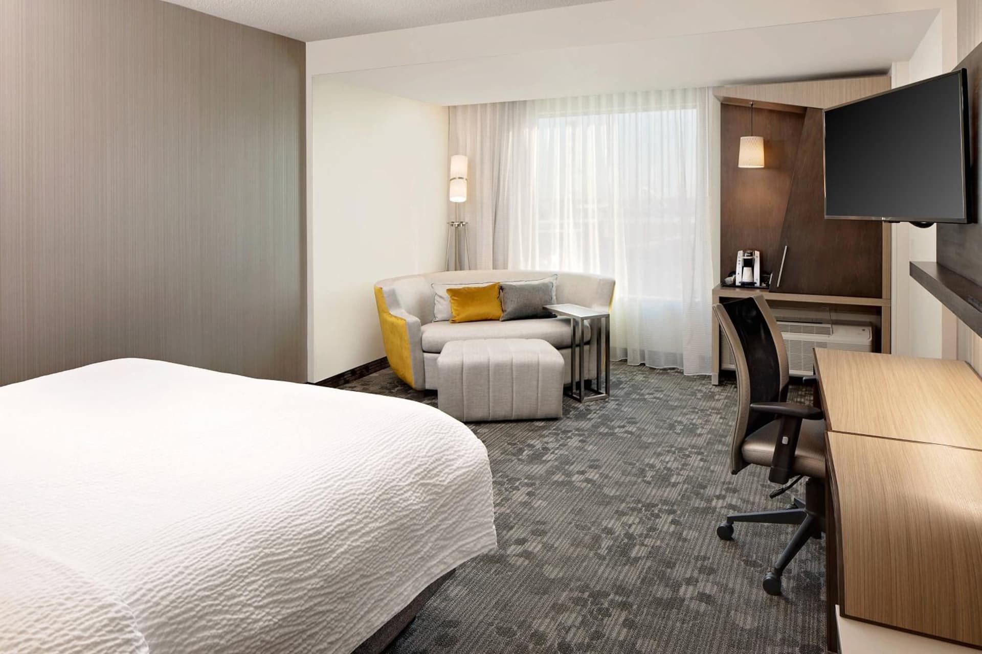 Courtyard by Marriott Dallas Downtown/Reunion District interior in Dallas, TX — gallery photo 2