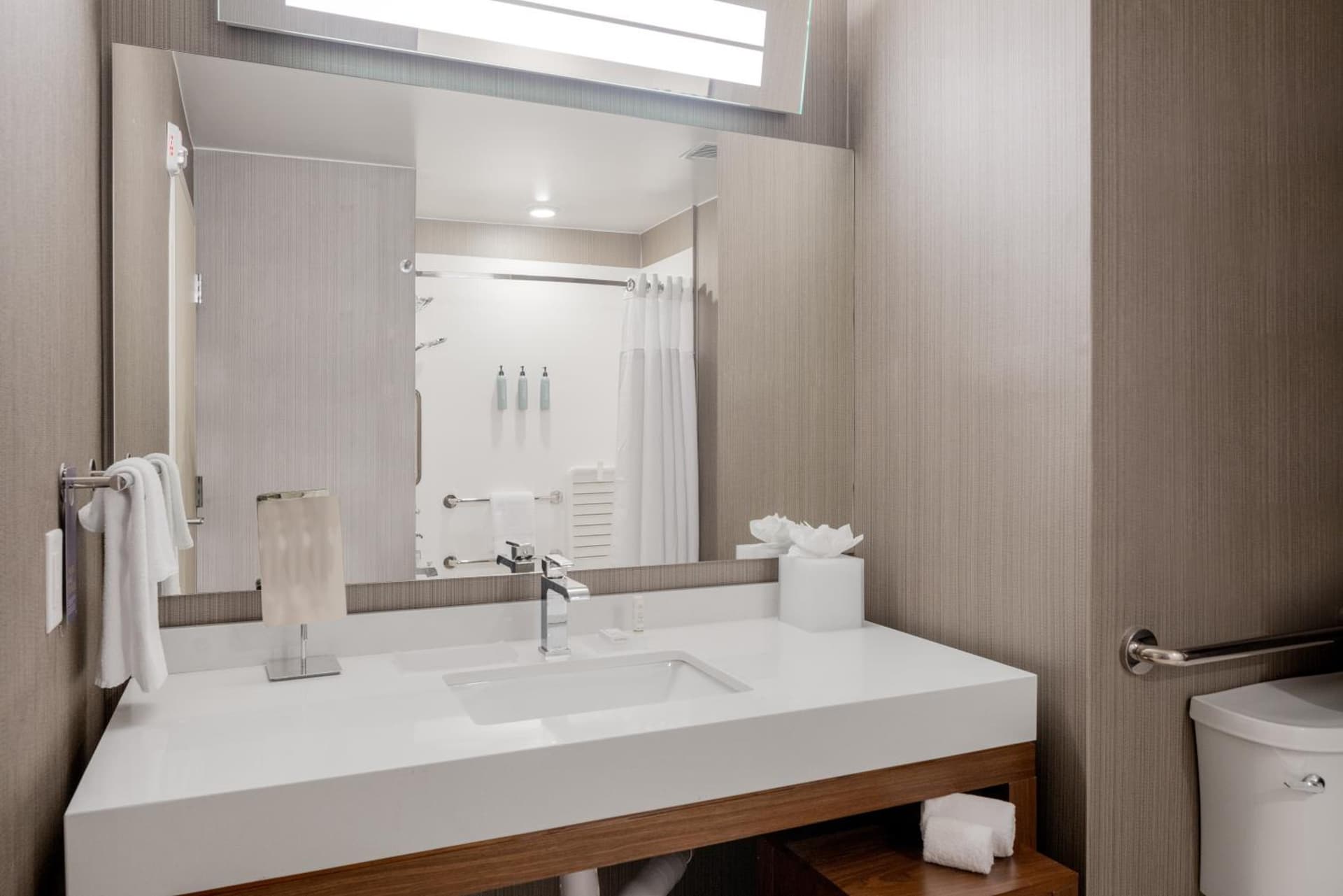 Courtyard by Marriott Houston Northeast interior in Houston, TX — gallery photo 2
