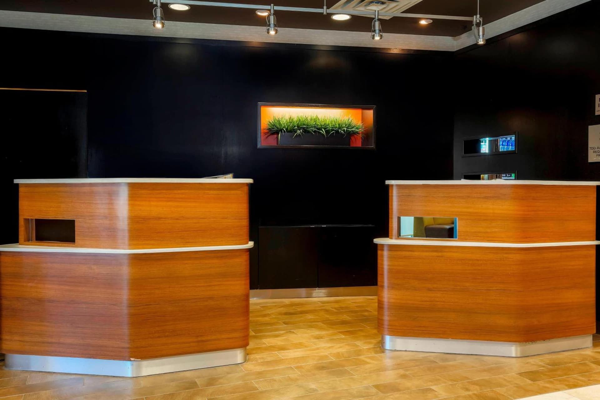 Courtyard by Marriott Dallas Arlington South interior in Arlington, TX — gallery photo 2