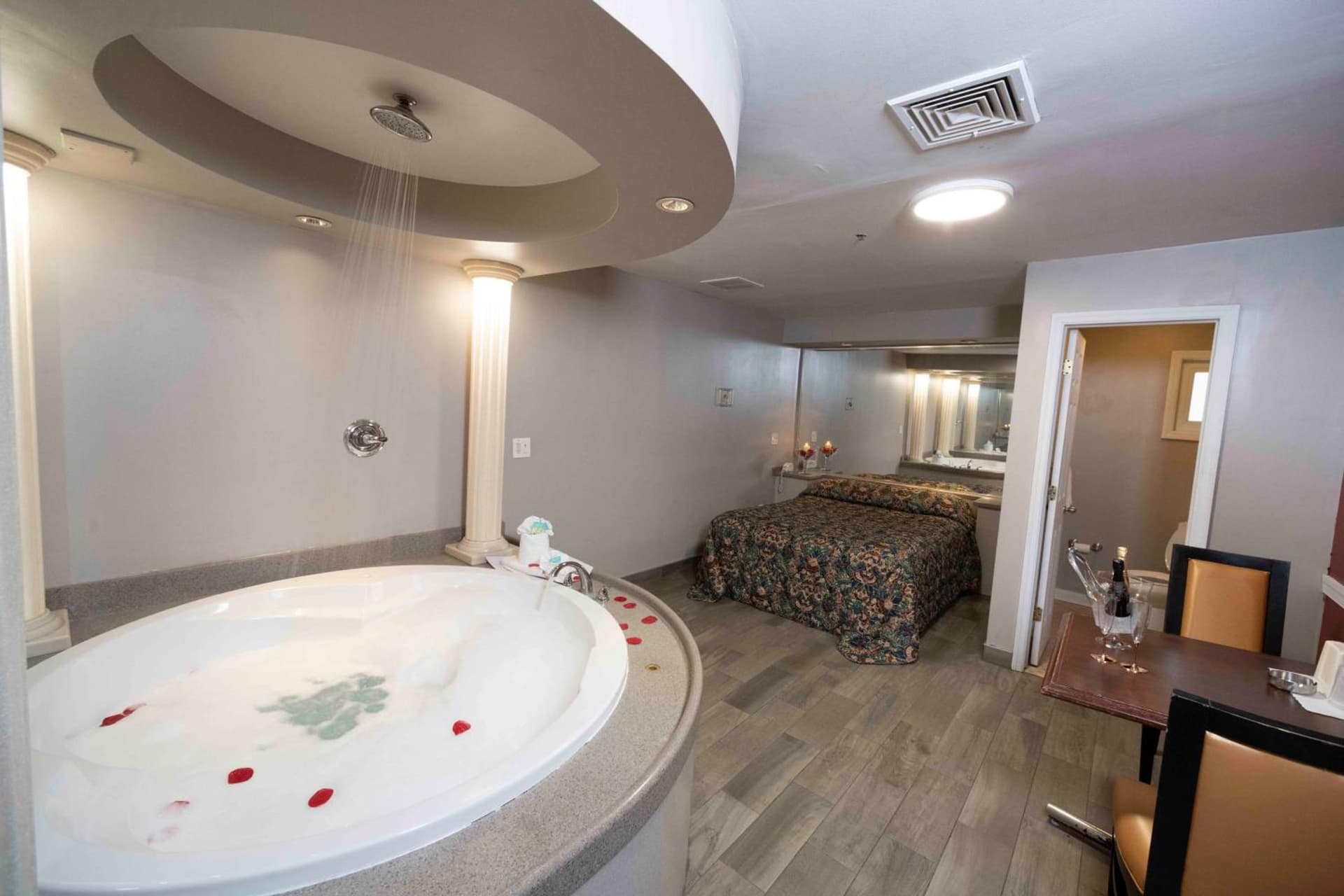 Post Road Inn Motel interior in Avenel, NJ — gallery photo 2
