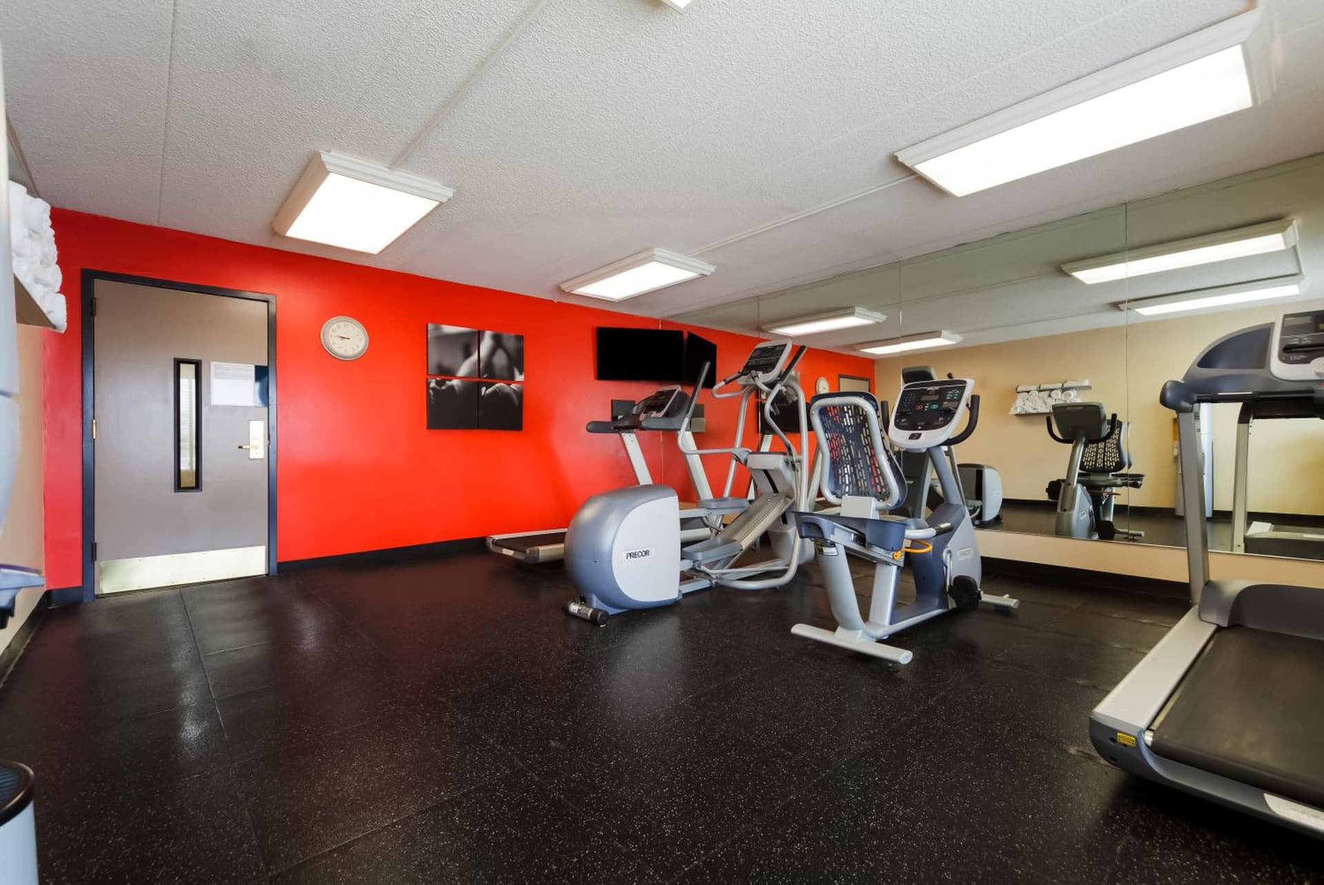 Wingate by Wyndham Lincoln Airport East I-80 property views in Lincoln, NE — gallery photo 3