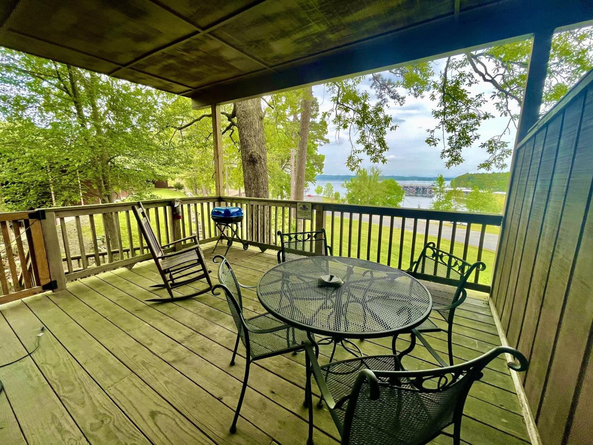 SU13 - Lake view King Studio with full kitchen, deck overlooking Lake Ouachita, king bed and queen sleeper sofa featured exterior or lobby in Mount Ida, AR — similar hotel