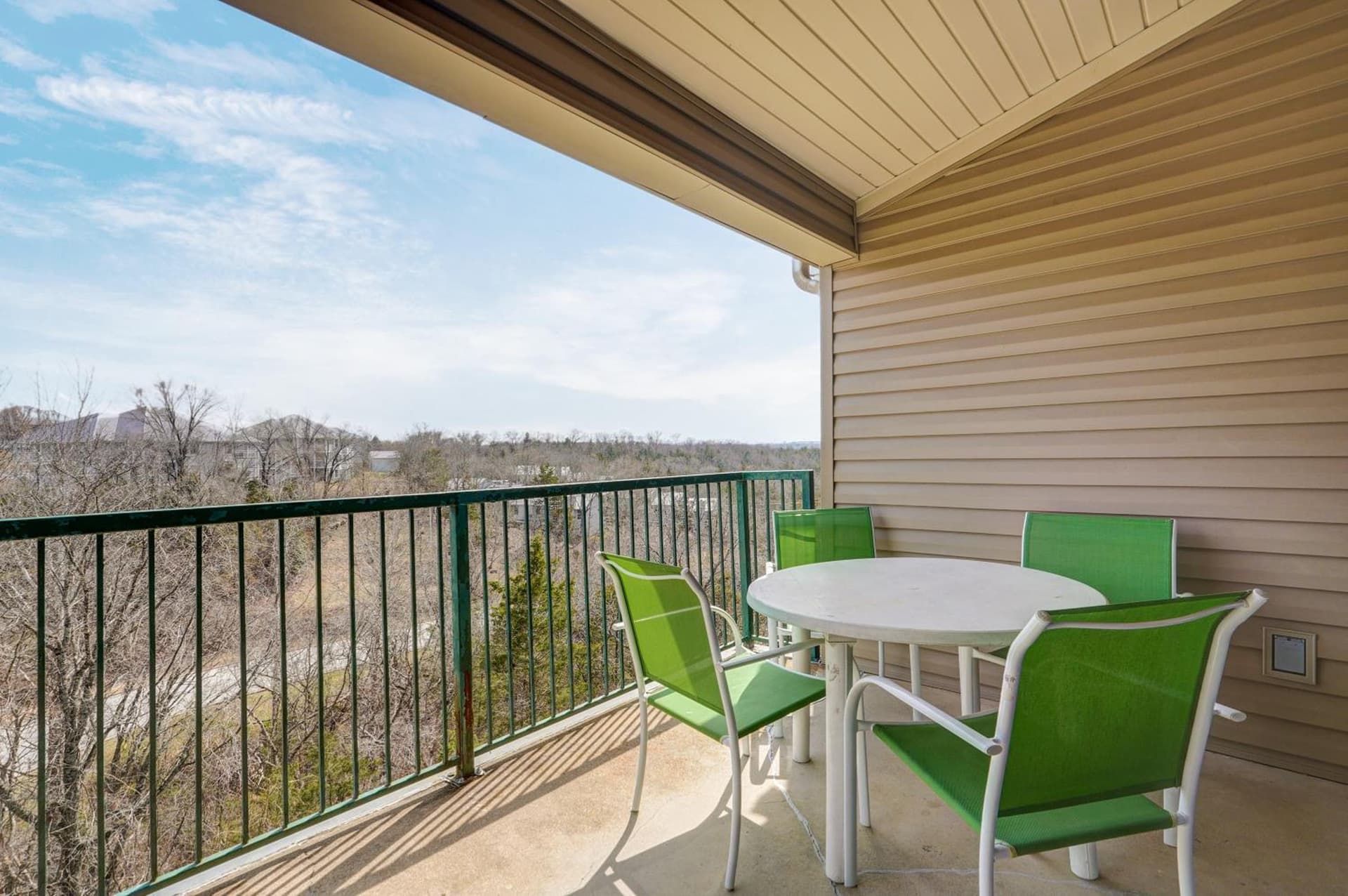Cozy Top Floor 2BR Condo with View and Amenities!! interior in Branson, MO — gallery photo 2