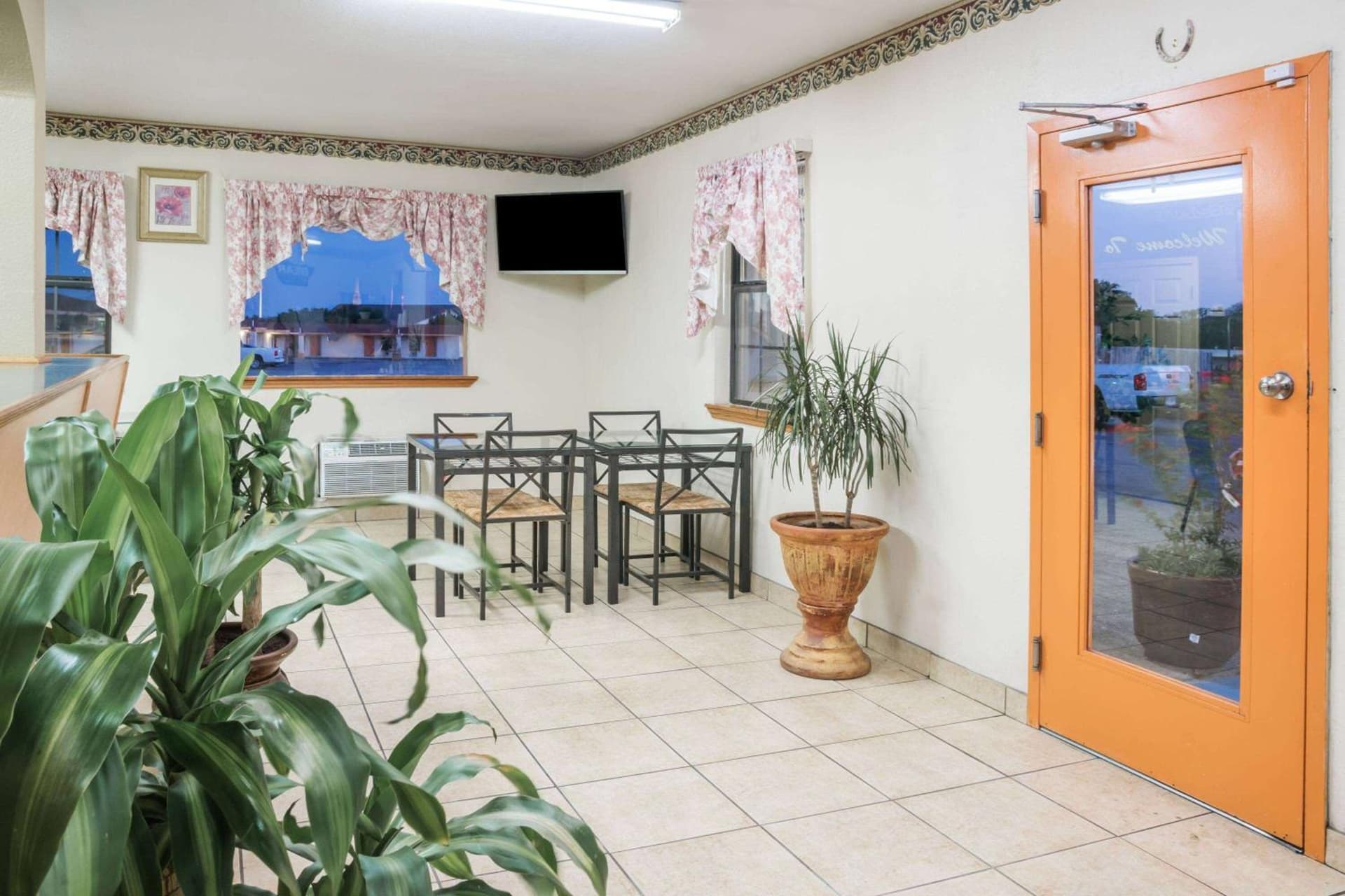 Travelodge by Wyndham Temple interior in Temple, TX — gallery photo 2