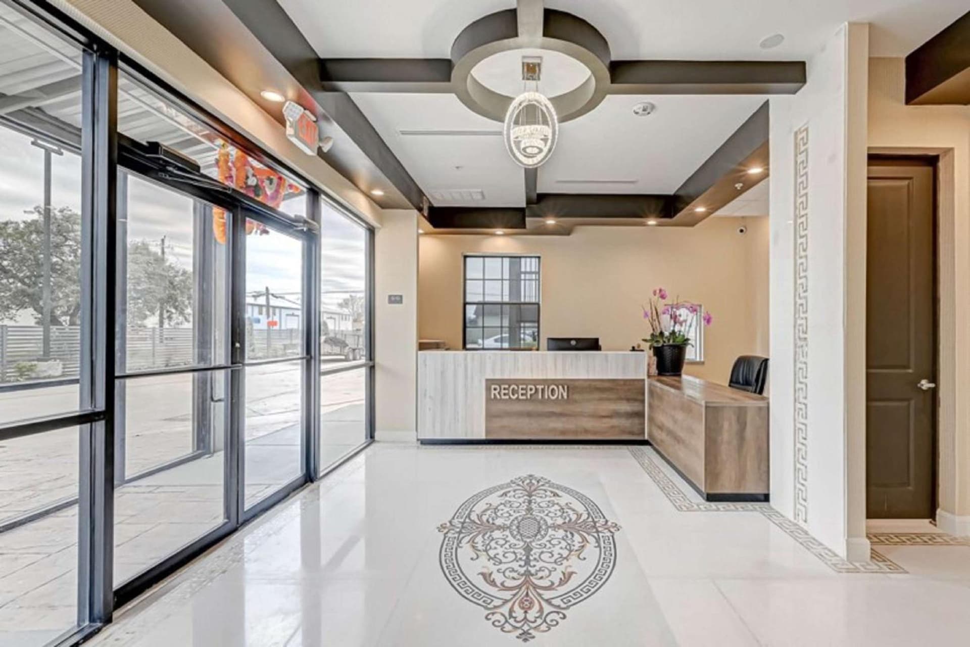 Comfeeni Inn and Suites property views in Houston, TX — gallery photo 3