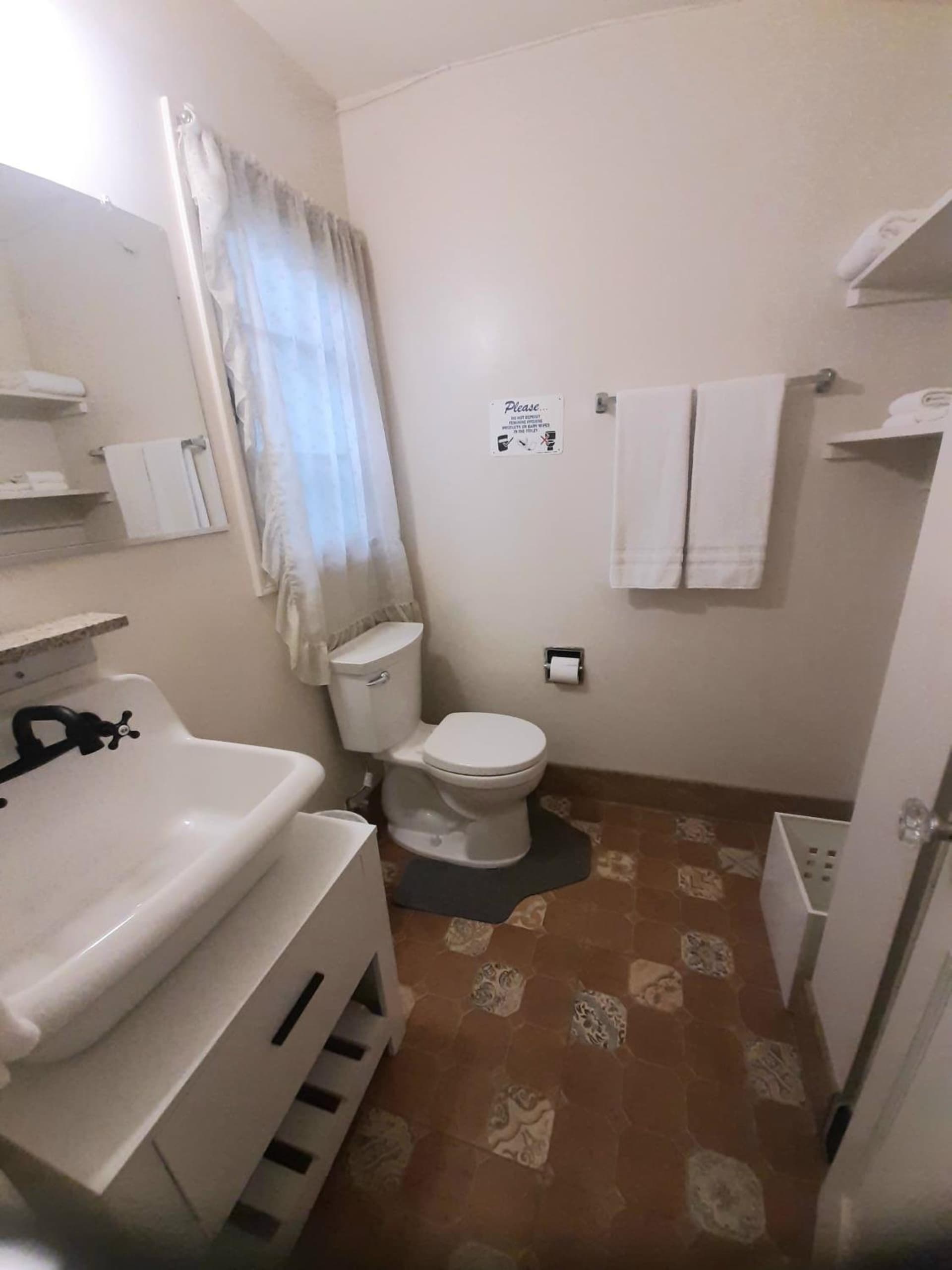 HARRY'S MAN CAVE - A Vintage Motel on the Historic 395 route - The New Star Motel Experience gallery photo in Moreno Valley, CA — image 40