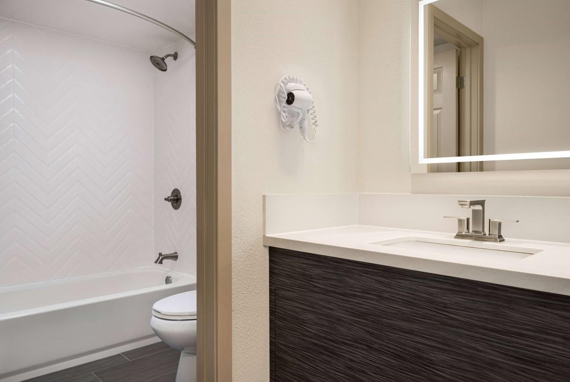 Ramada by Wyndham Anaheim Convention Center gallery photo in Anaheim, CA — image 31