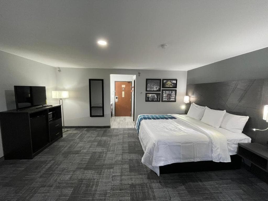 La Quinta Inn by Wyndham Indianapolis Airport Executive Dr gallery photo in Indianapolis, IN — image 11