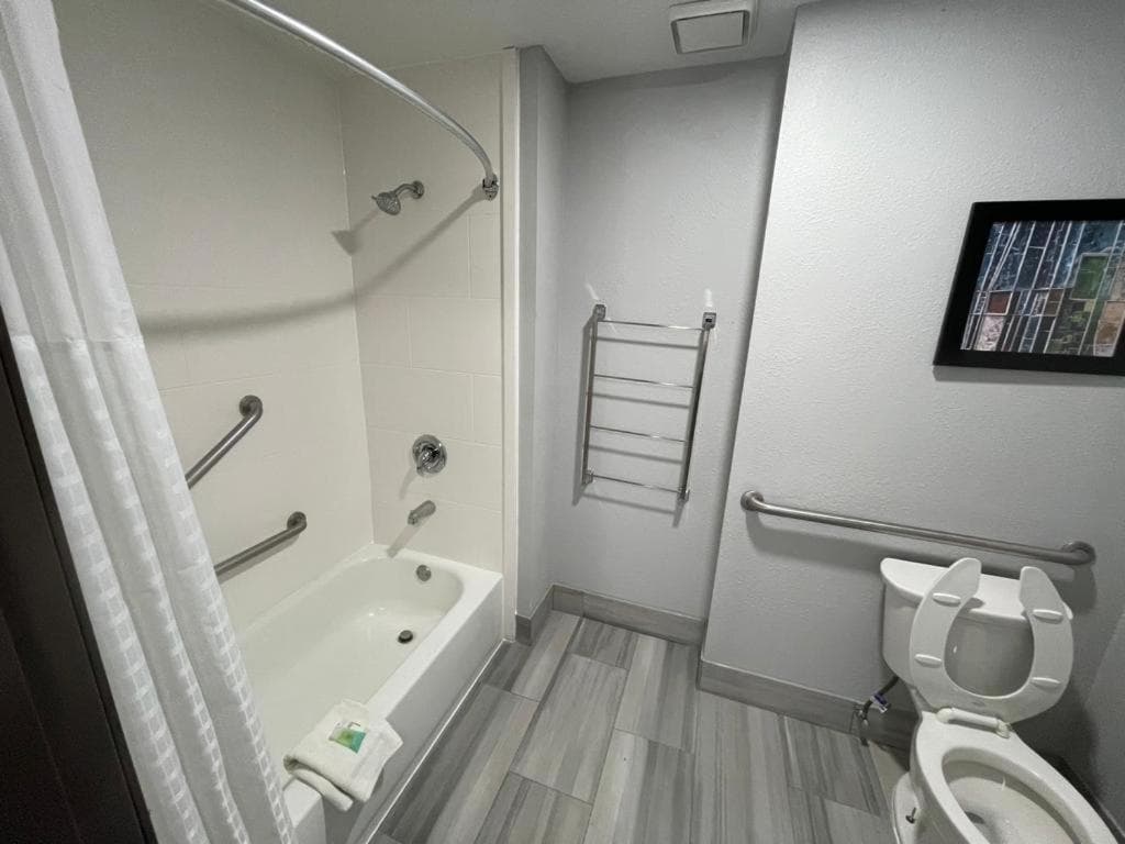 La Quinta Inn by Wyndham Indianapolis Airport Executive Dr gallery photo in Indianapolis, IN — image 22