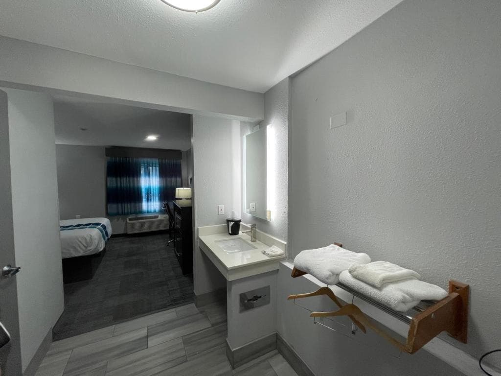 La Quinta Inn by Wyndham Indianapolis Airport Executive Dr gallery photo in Indianapolis, IN — image 8