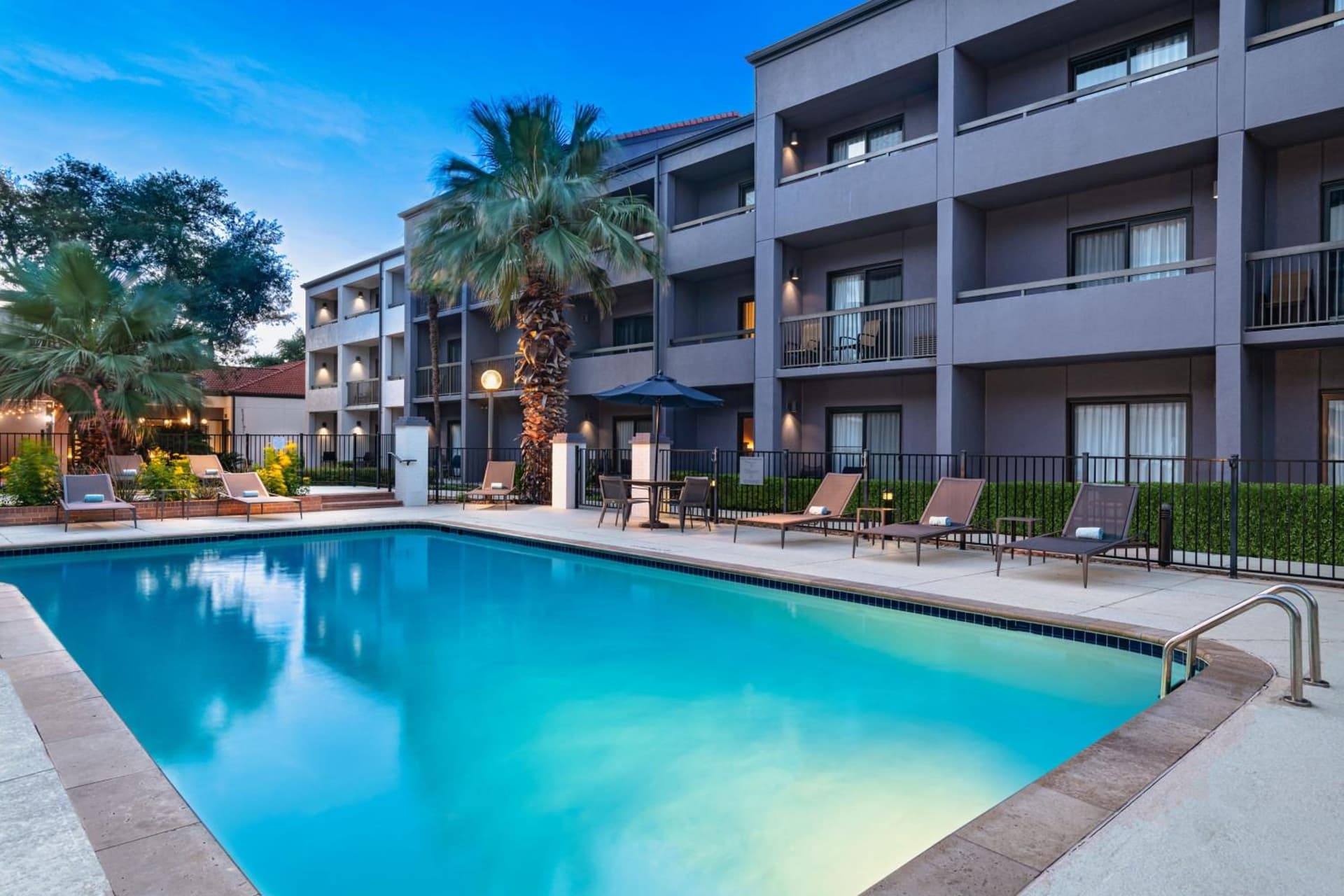 Courtyard by Marriott San Antonio Downtown interior in San Antonio, TX — gallery photo 2