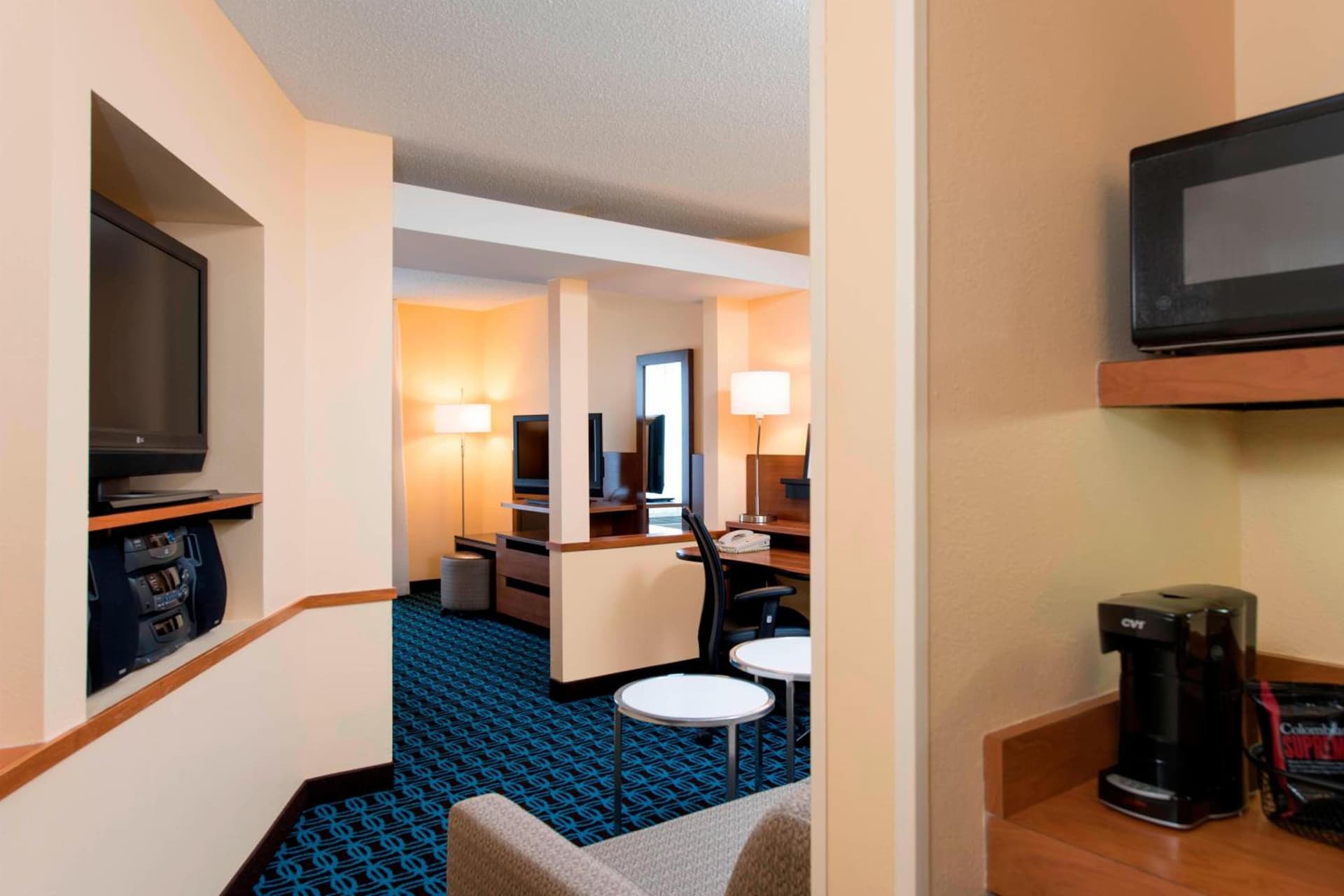 Fairfield Inn and Suites by Marriott Chicago St. Charles interior in Saint Charles, IL — gallery photo 2