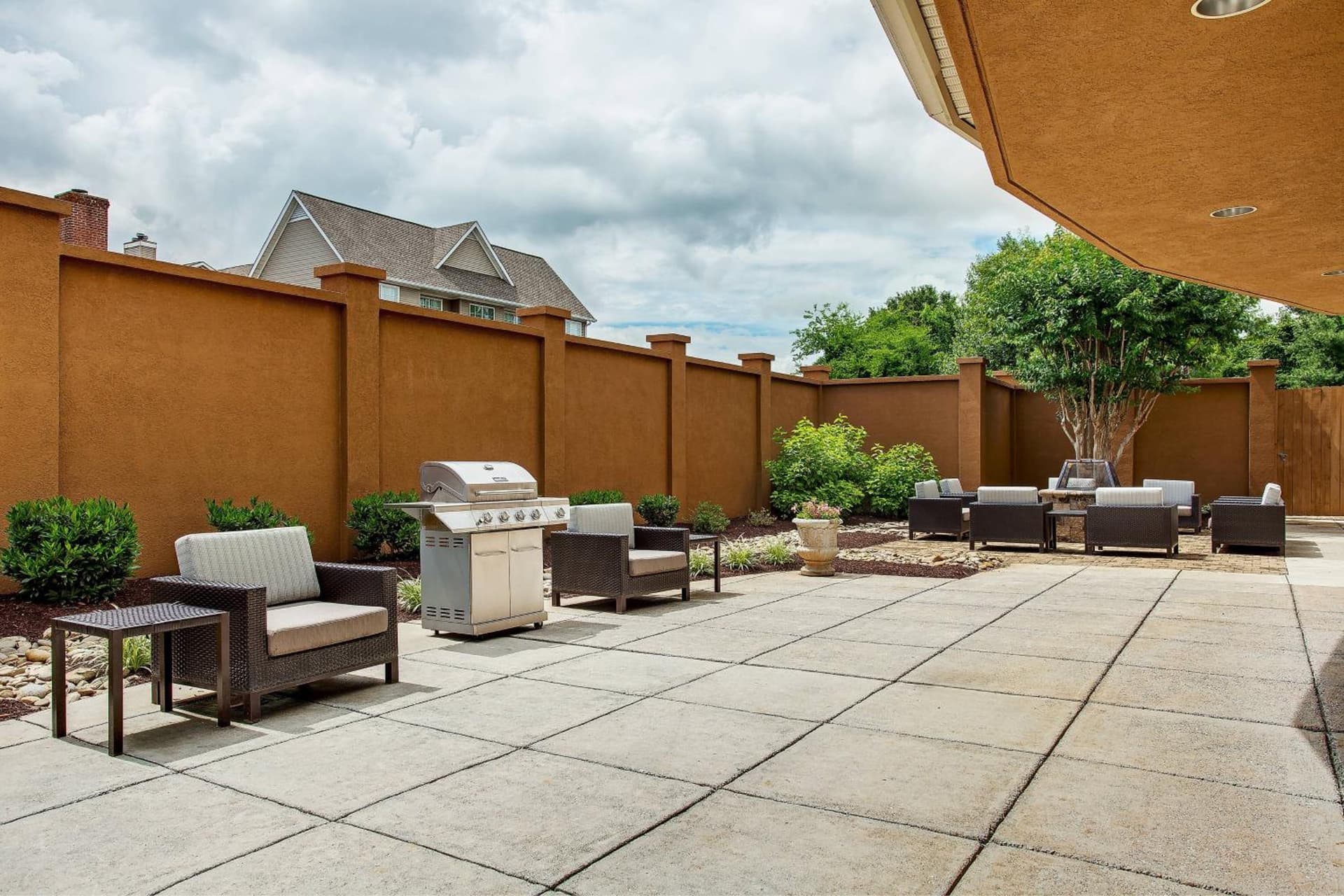 Courtyard Knoxville Cedar Bluff property views in Knoxville, TN — gallery photo 3