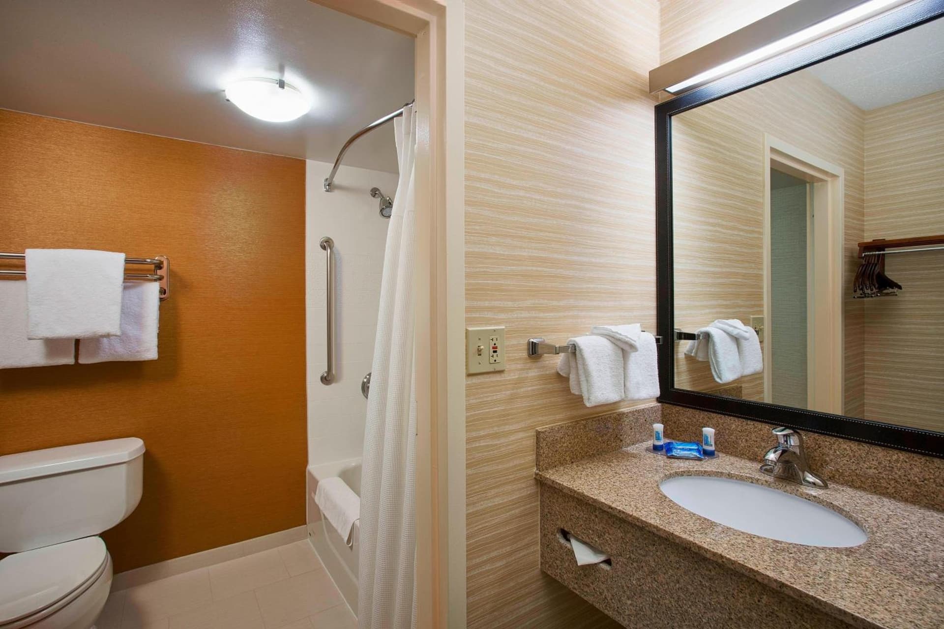Fairfield Inn & Suites Chicago Midway Airport interior in Bedford Park, IL — gallery photo 2