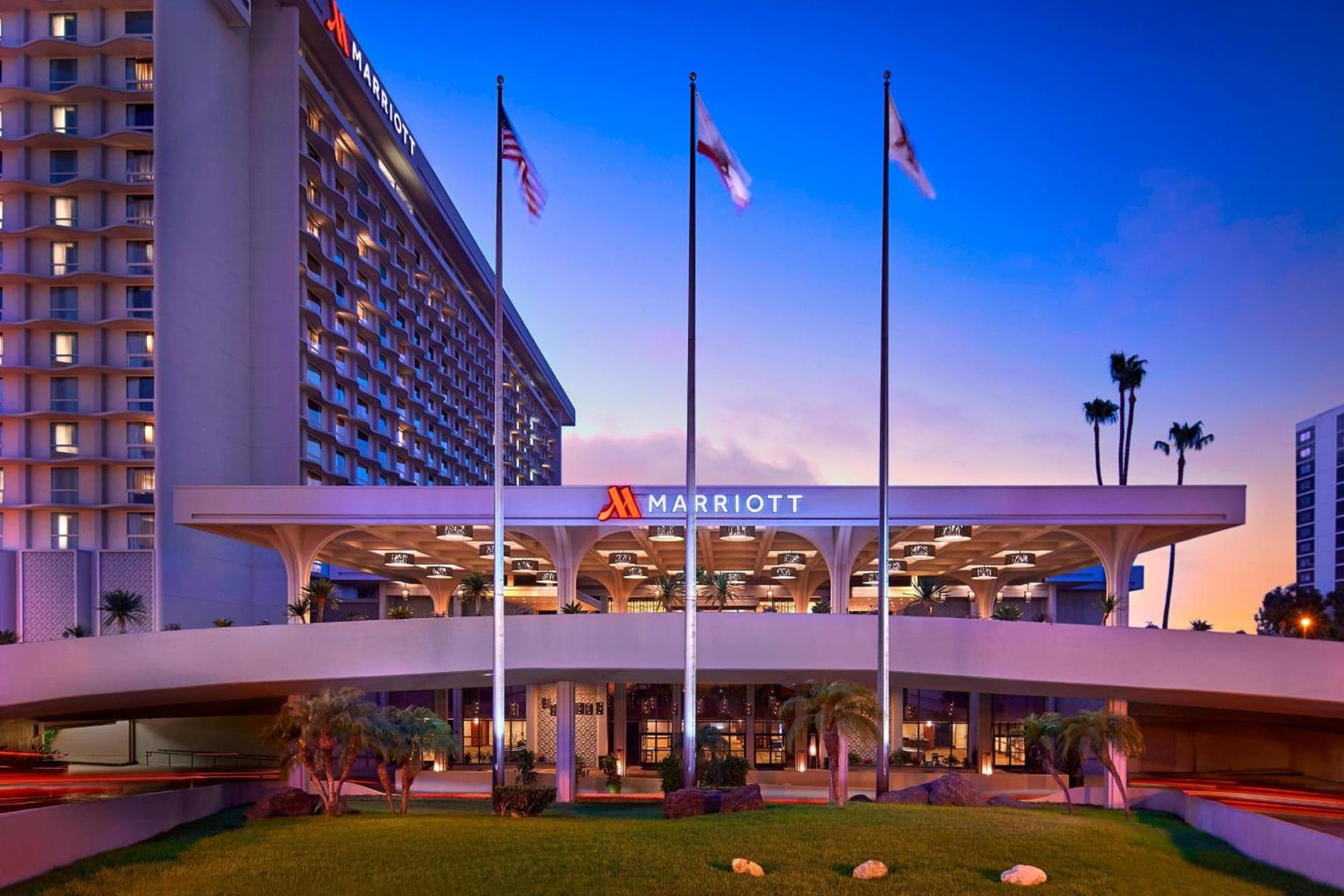 Los Angeles Airport Marriott property views in Los Angeles, CA — gallery photo 3