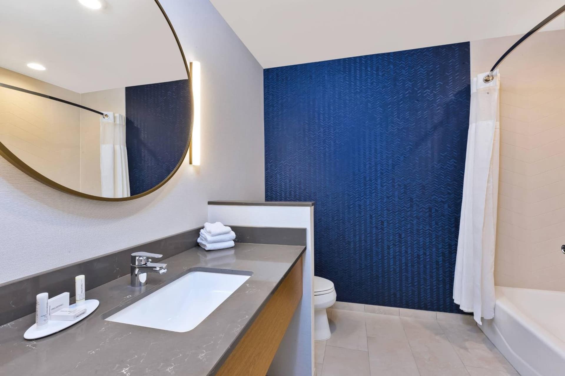 Fairfield Inn & Suites by Marriott Cincinnati Airport South/Florence interior in Florence, KY — gallery photo 2