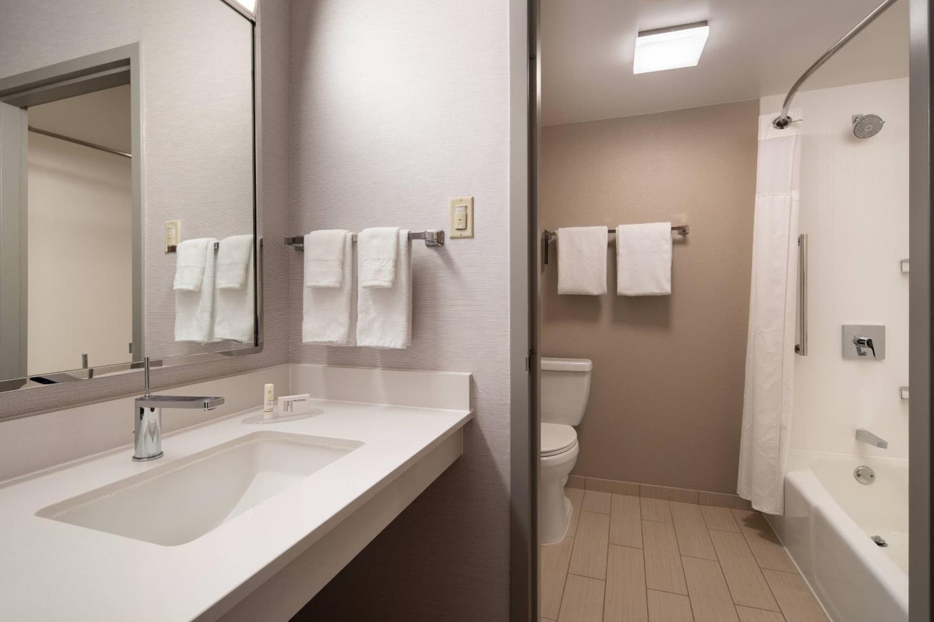 Courtyard by Marriott Bakersfield gallery photo in Bakersfield, CA — image 33