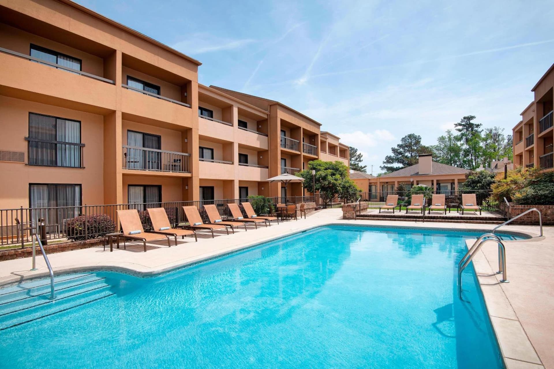Courtyard by Marriott Savannah Midtown interior in Savannah, GA — gallery photo 2