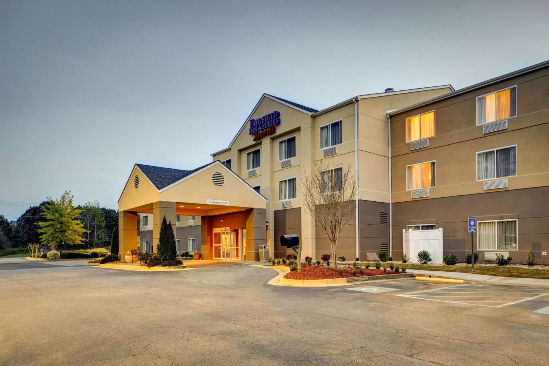 Fairfield Inn and Suites by Marriott Atlanta Suwanee interior in Suwanee, GA — gallery photo 2
