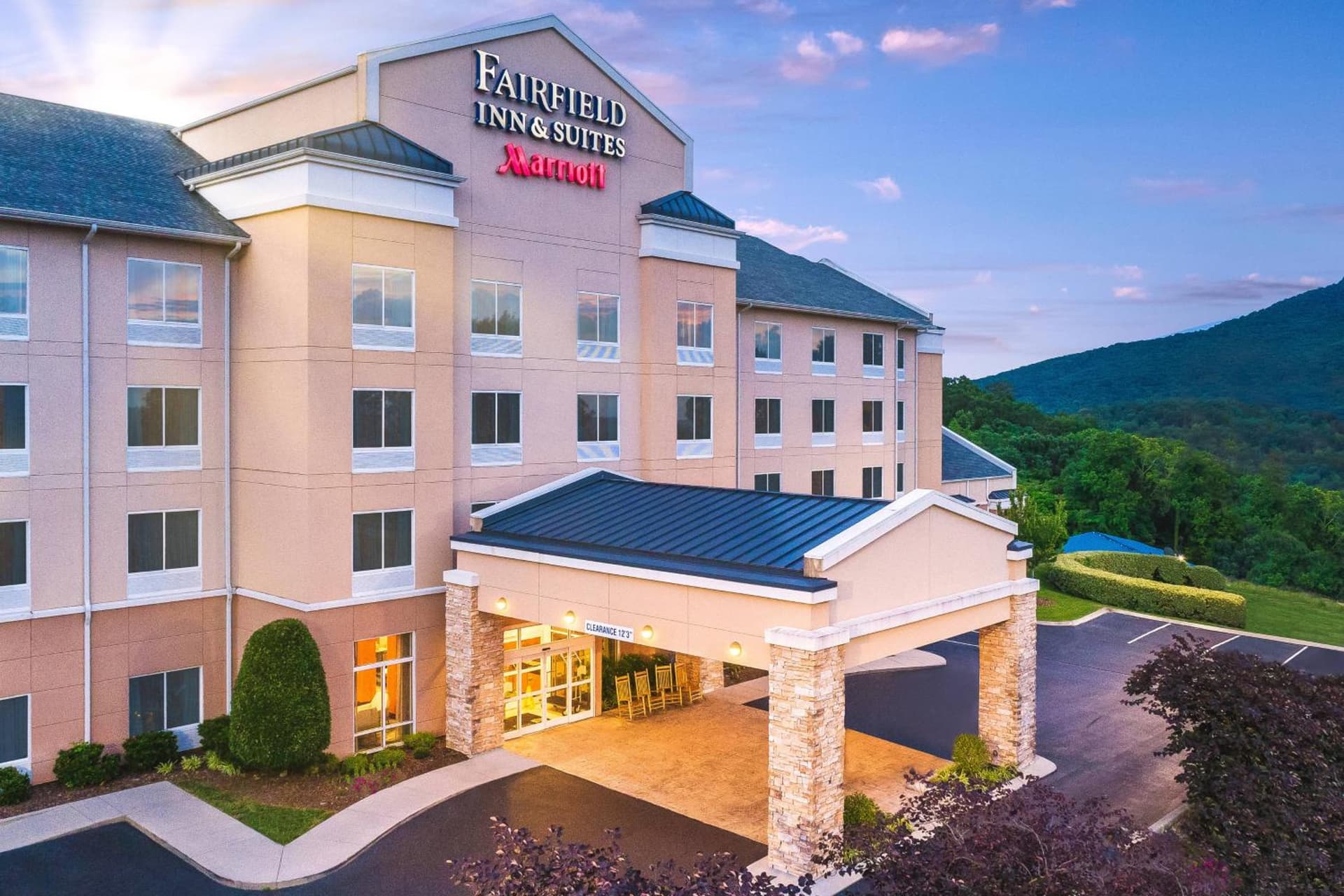 Fairfield Inn & Suites Chattanooga I-24/Lookout Mountain interior in Chattanooga, TN — gallery photo 2