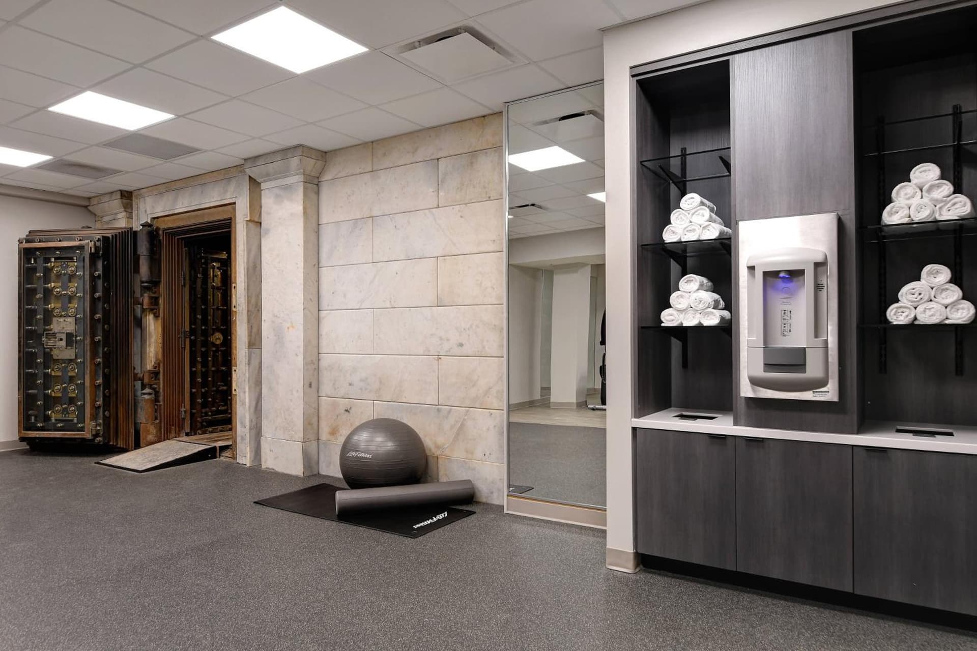 Courtyard by Marriott Cincinnati Downtown gallery photo in Cincinnati, OH — image 6