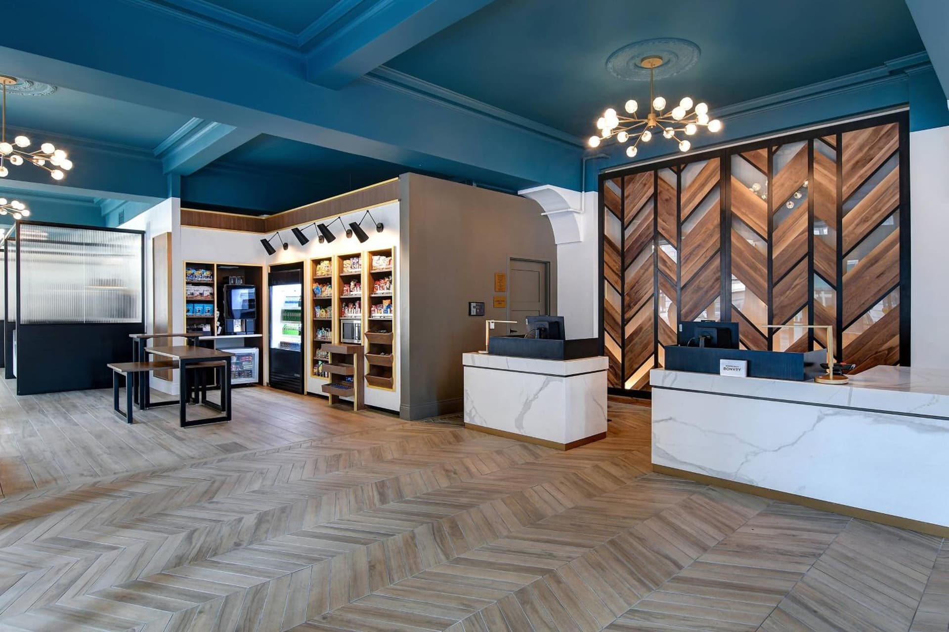 Courtyard by Marriott Cincinnati Downtown interior in Cincinnati, OH — gallery photo 2