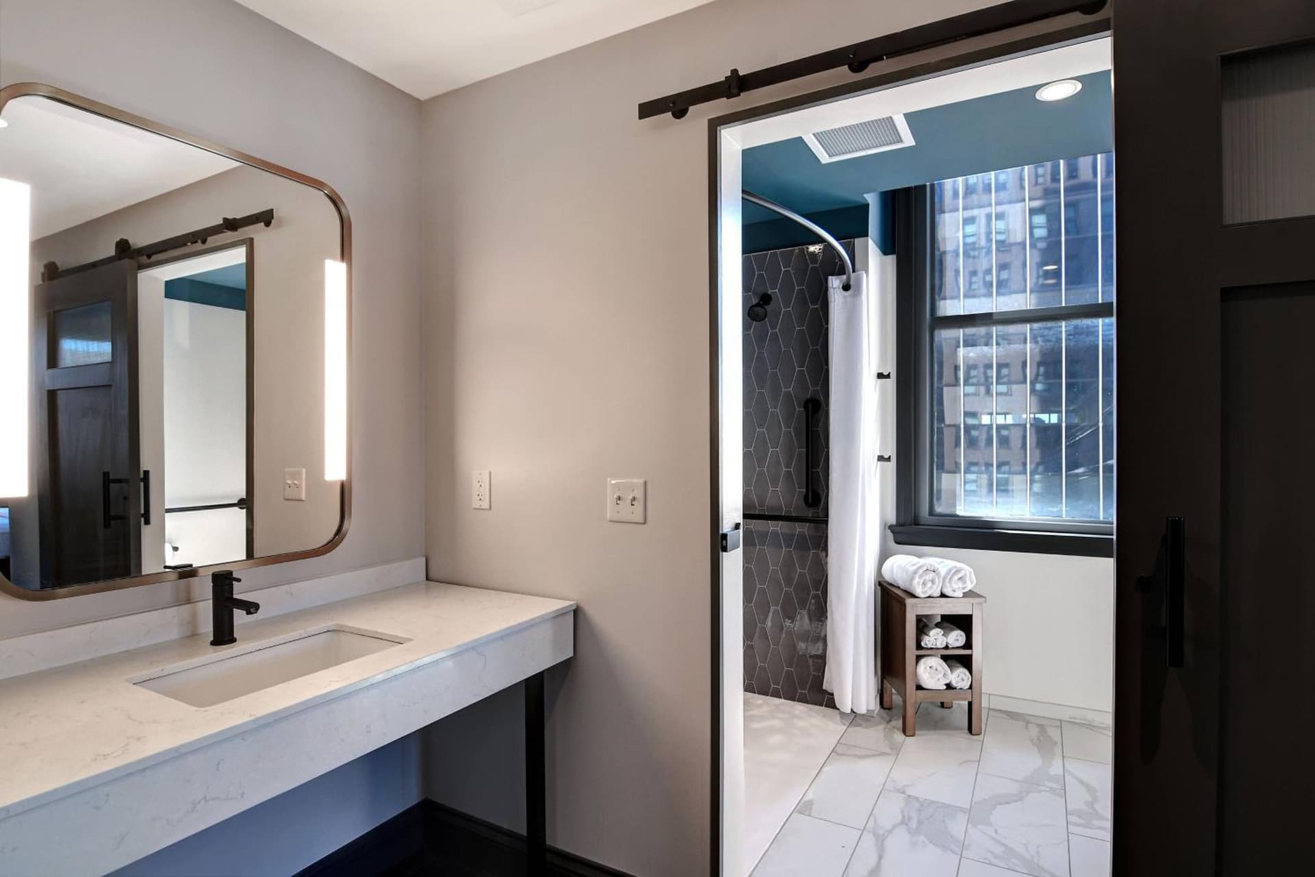 Courtyard by Marriott Cincinnati Downtown interior in Cincinnati, OH — gallery photo 2