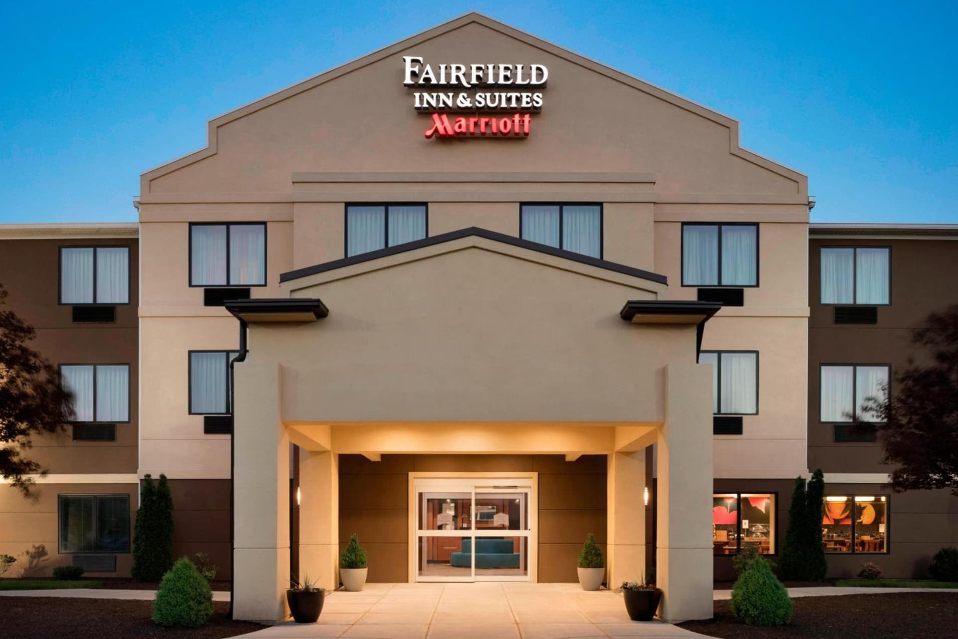 Fairfield Inn & Suites Hartford Manchester interior in Manchester — gallery photo 2