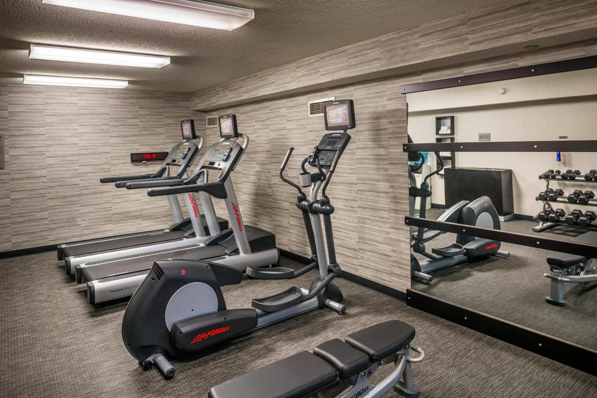 Courtyard by Marriott Norfolk Downtown gallery photo in Norfolk, VA — image 9