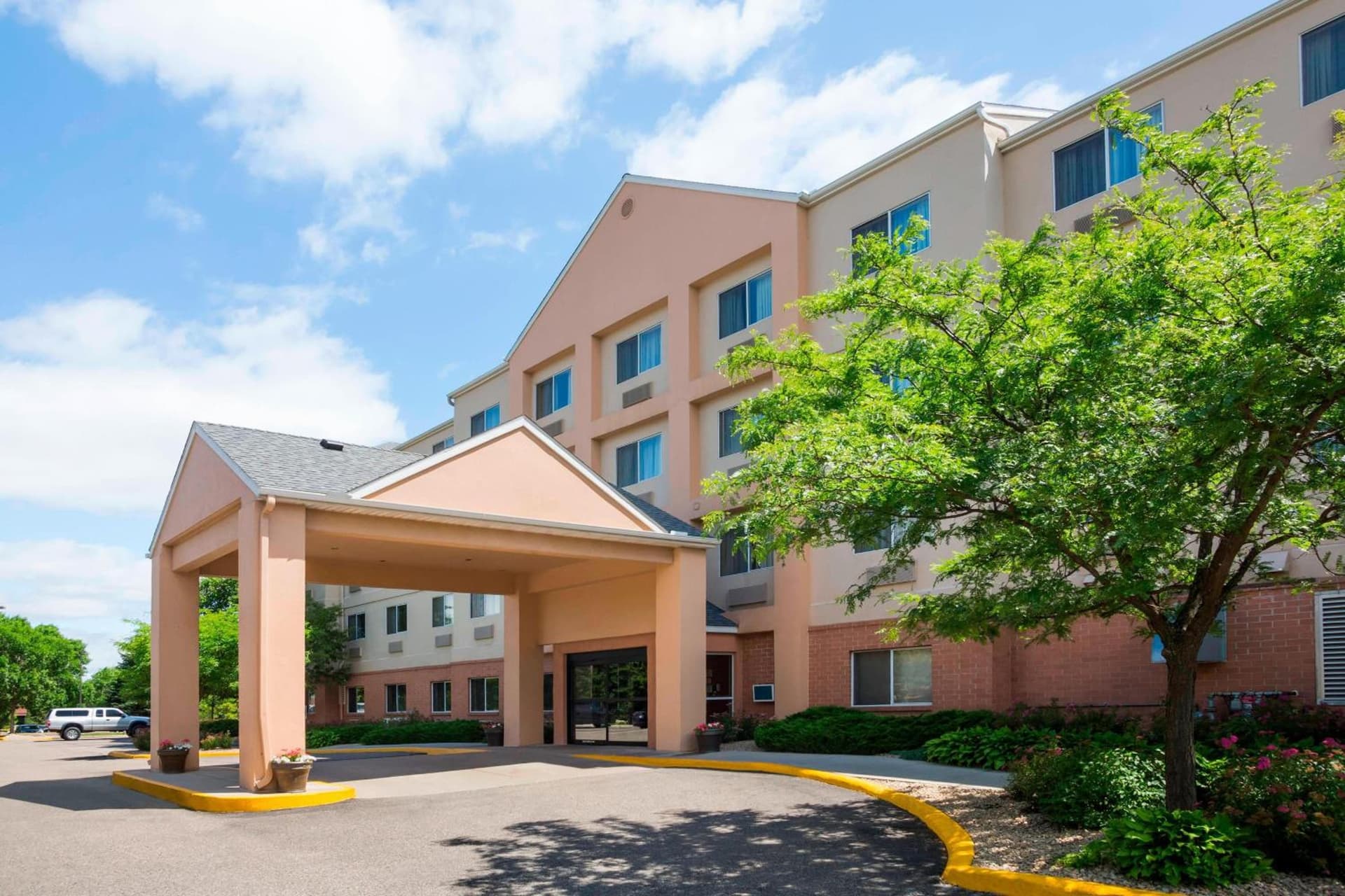 Fairfield Inn & Suites Minneapolis-St. Paul Airport interior in Mendota Heights, MN — gallery photo 2