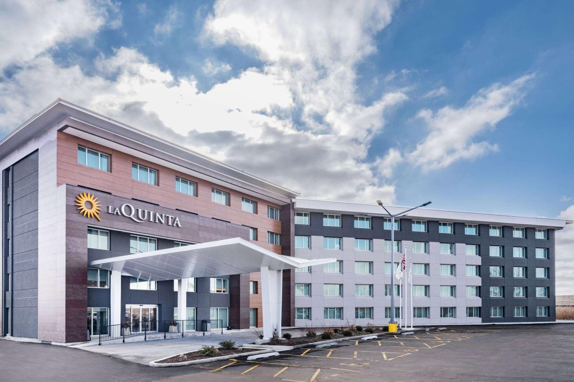 La Quinta by Wyndham Chicago O'Hare Airport interior in Rosemont, IL — gallery photo 2