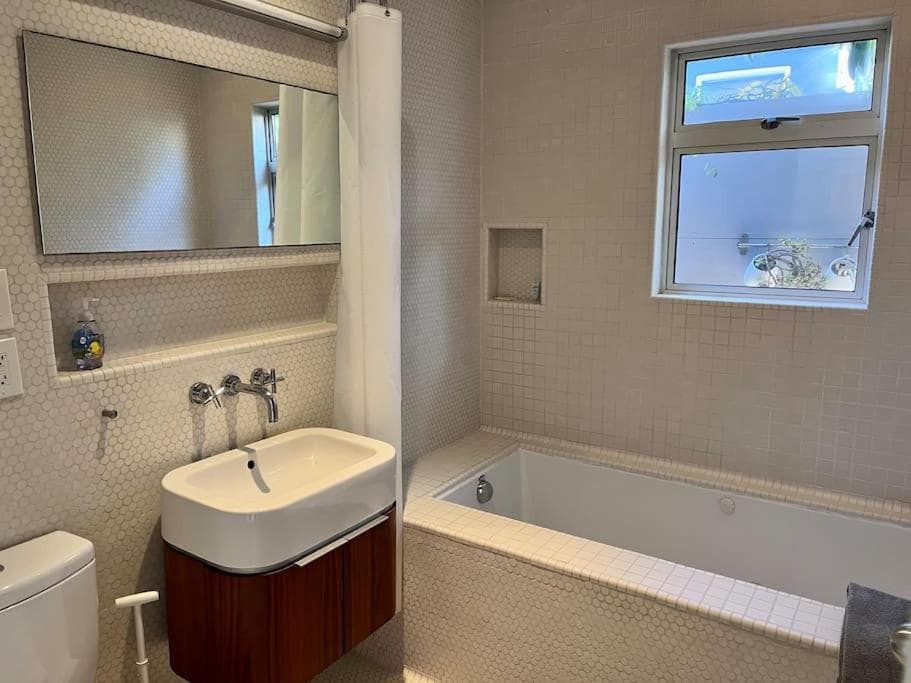 Venice Bungalows on Abbot Kinney property views in Los Angeles, CA — gallery photo 3